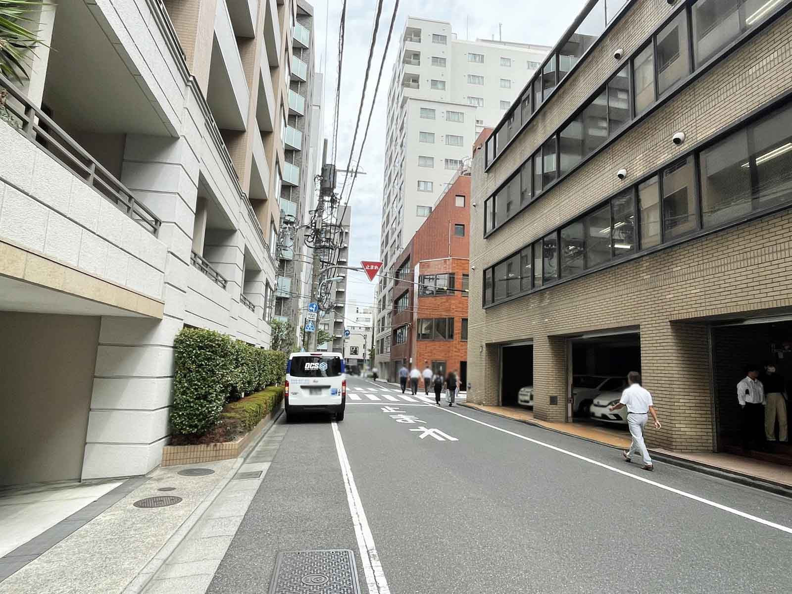 日本橋浜町ニ丁目ビル前面の通り