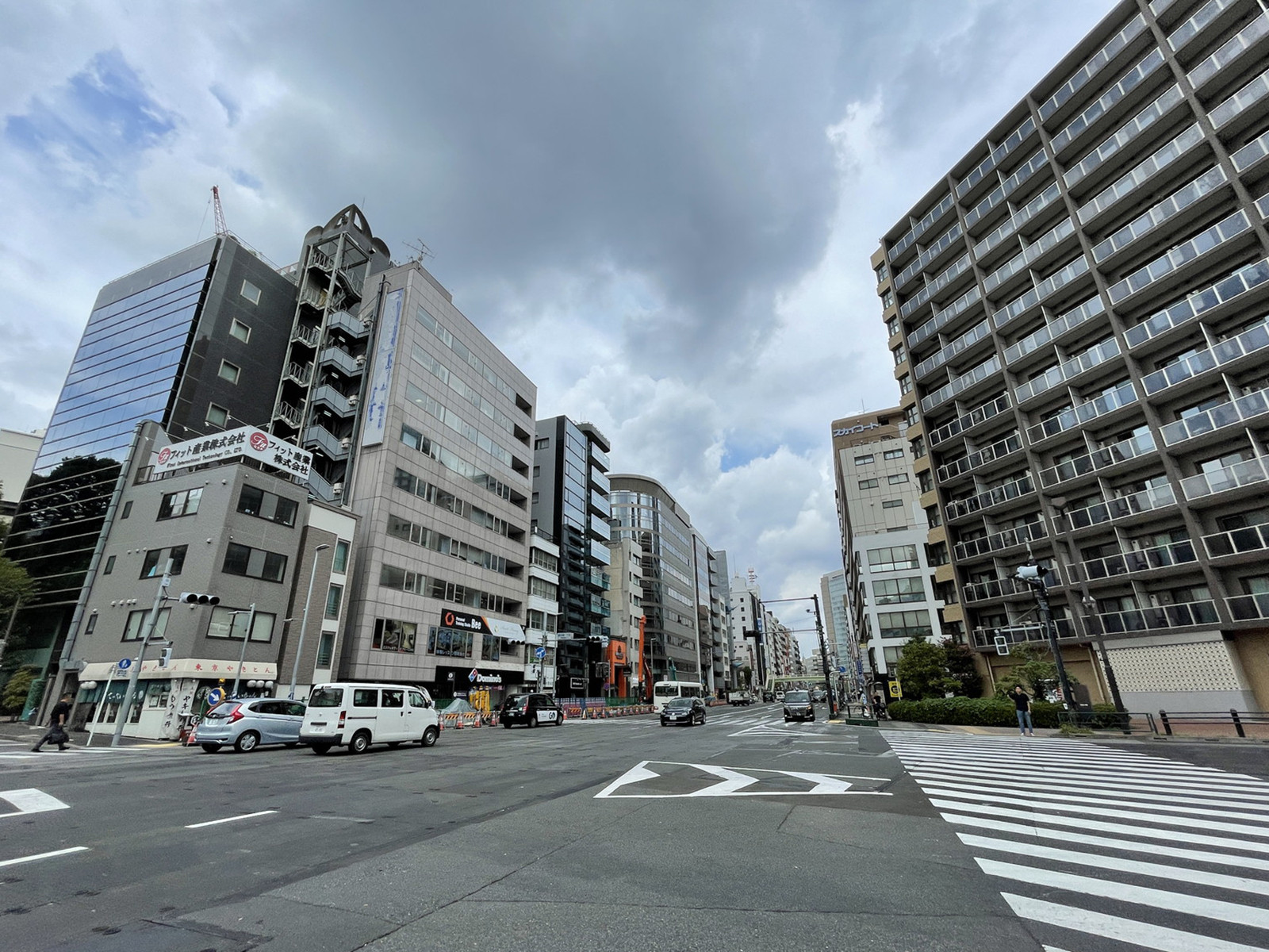 アイルズ・BMビル前面の通り