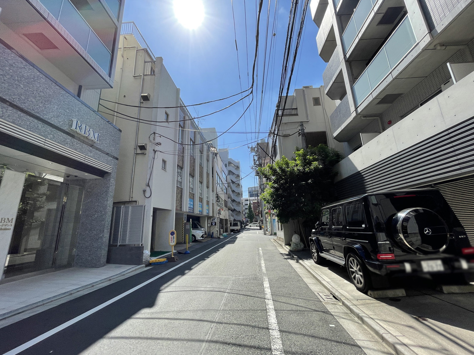 ニューライトビル前面の通り
