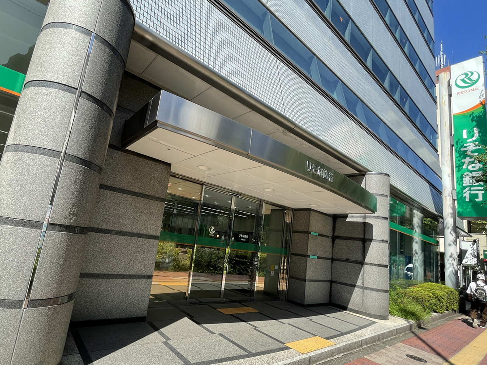 徒歩1分のりそな銀行 本郷支店
