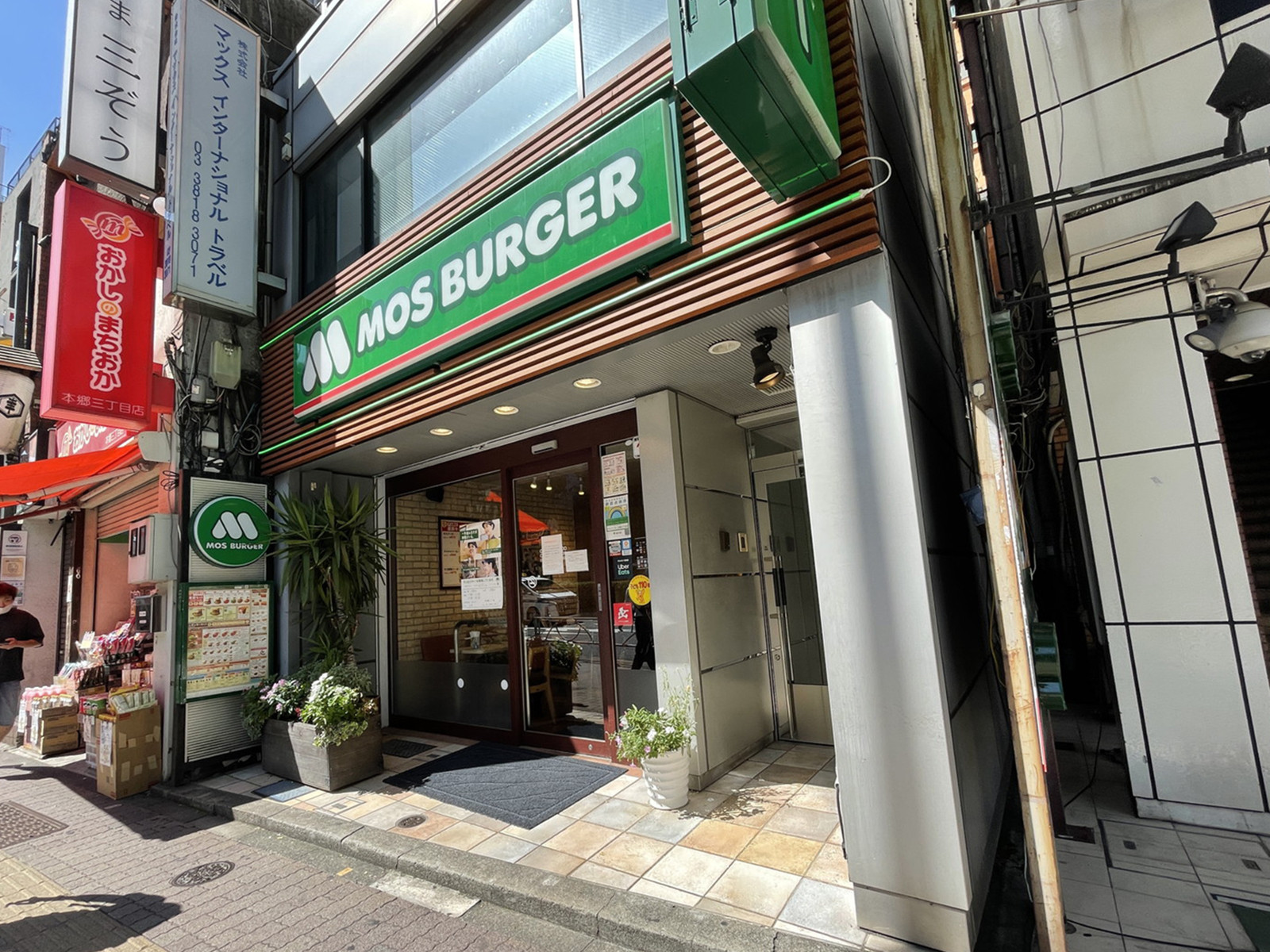 周辺には飲食店が点在
