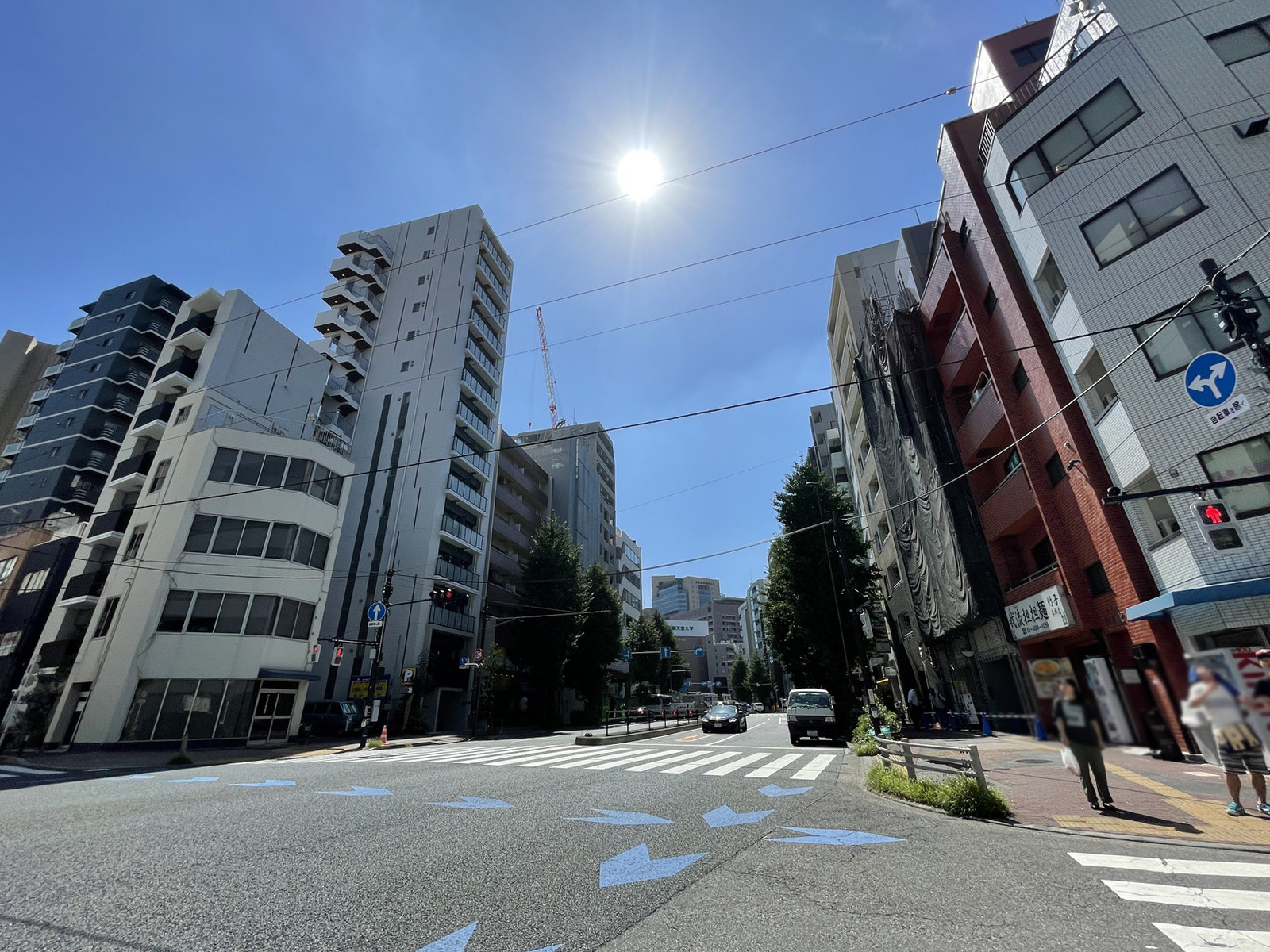 本郷天理ビル前面の通り