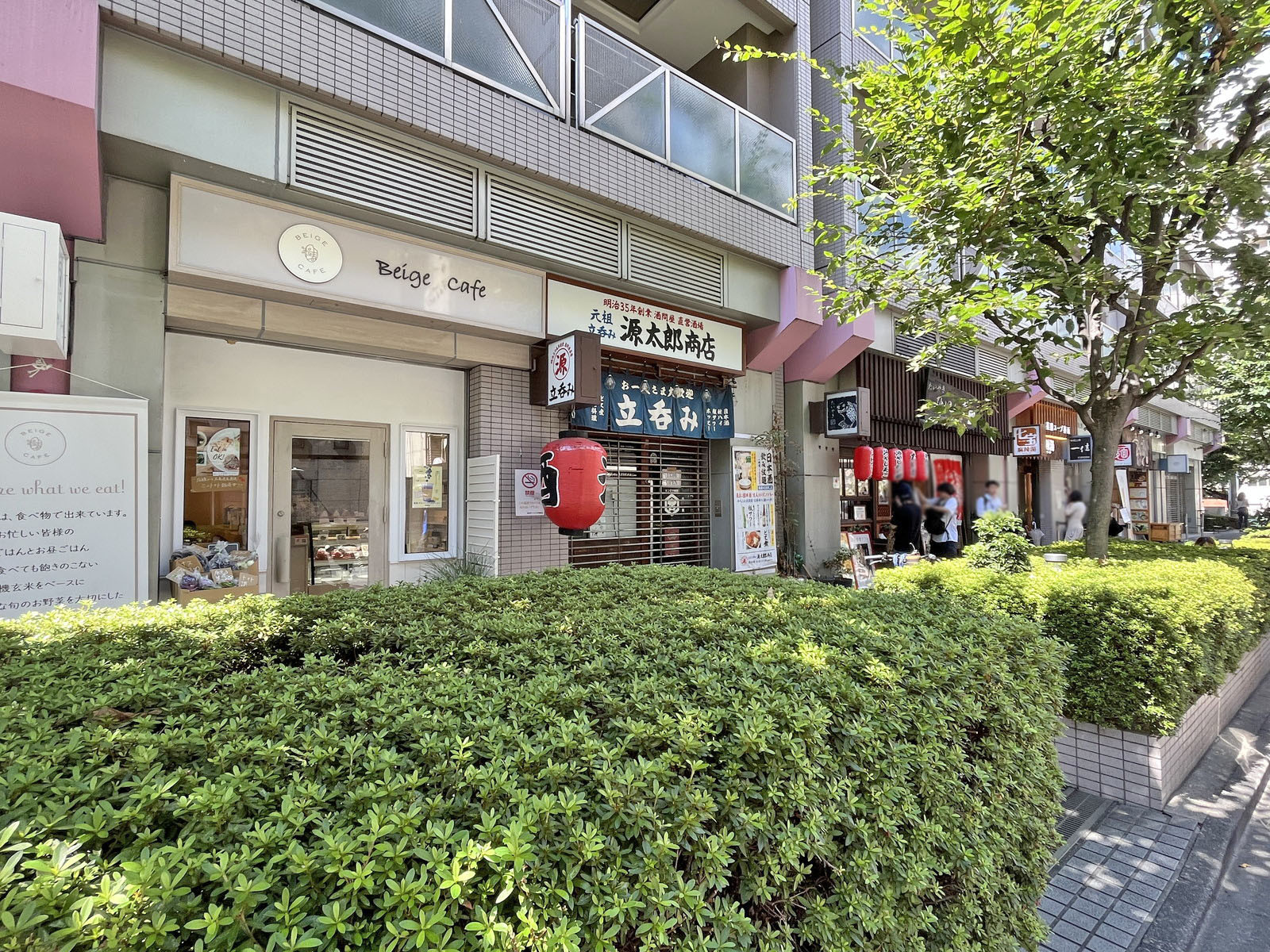 付近には飲食店が充実