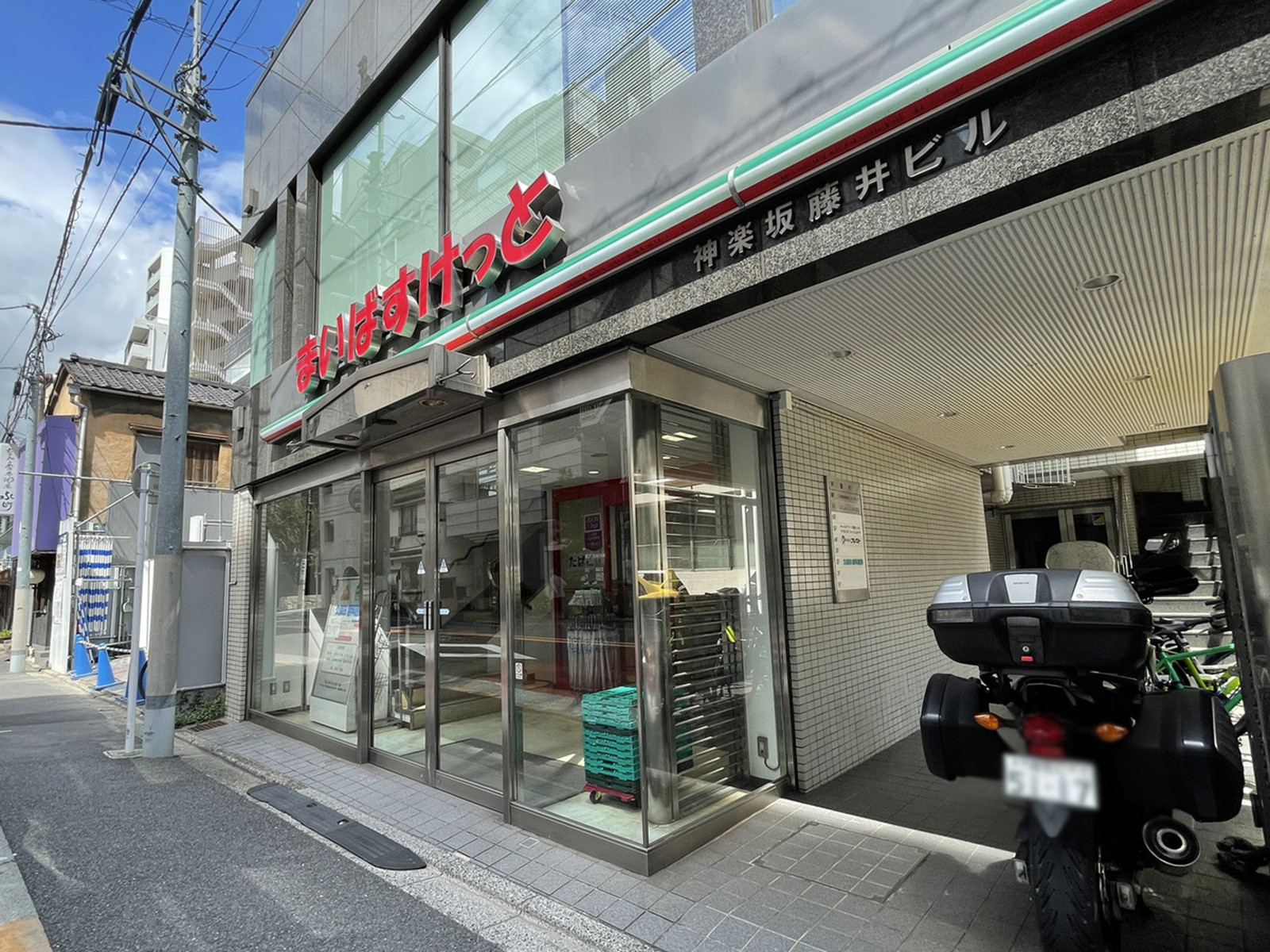 徒歩2分のまいばすけっと神楽坂駅西店