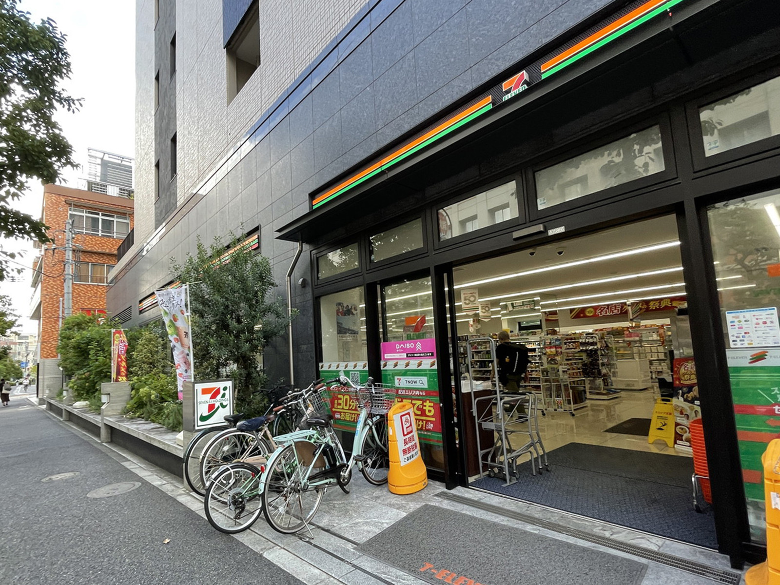 徒歩2分のセブンイレブン新宿早稲田高校前店