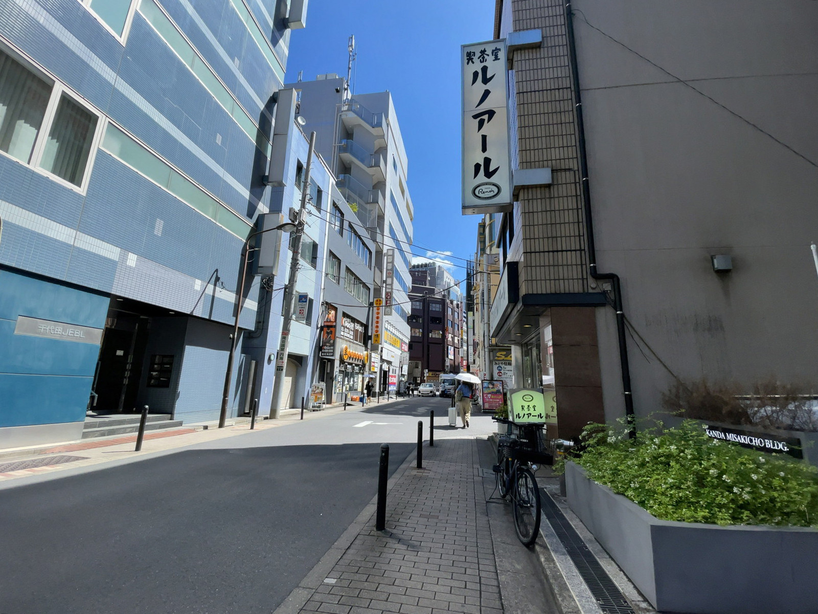 神田三崎町ビル前面の通り