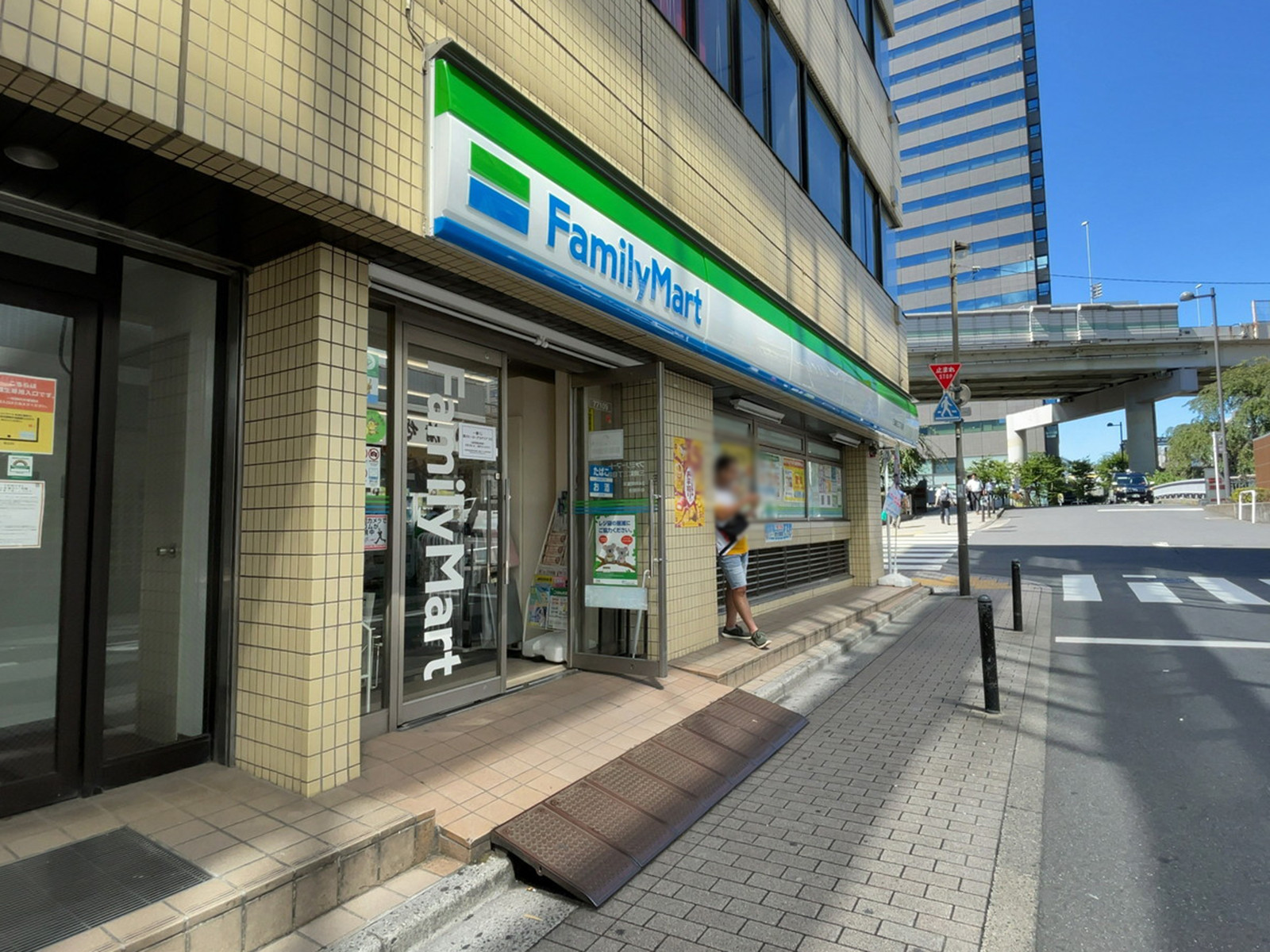徒歩1分のファミリーマート 三崎町三丁目店