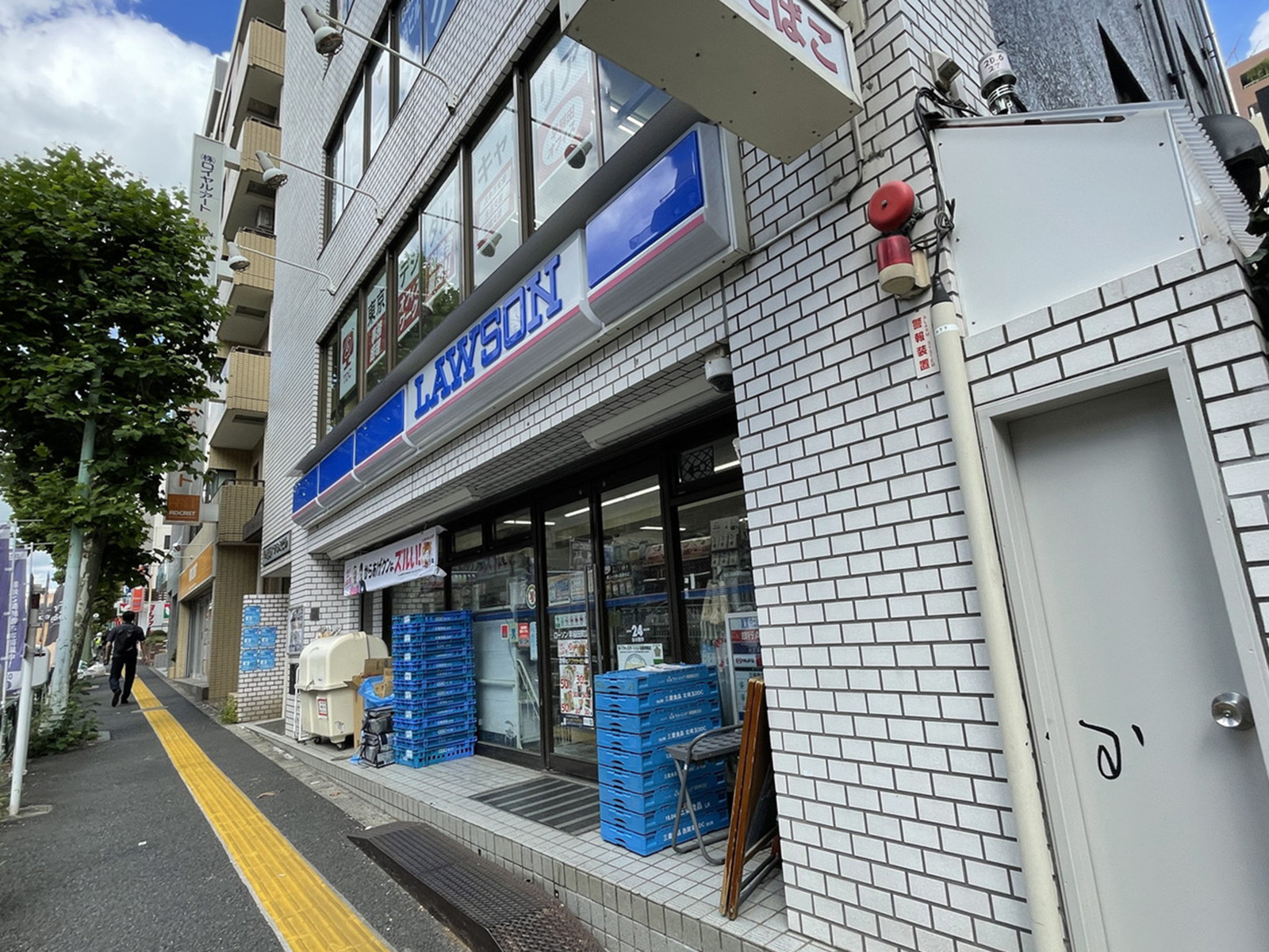 徒歩1分のローソン早稲田町店