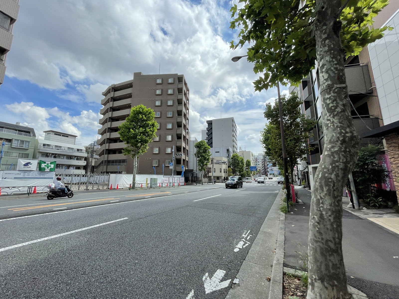 大塚ビル前面の通り