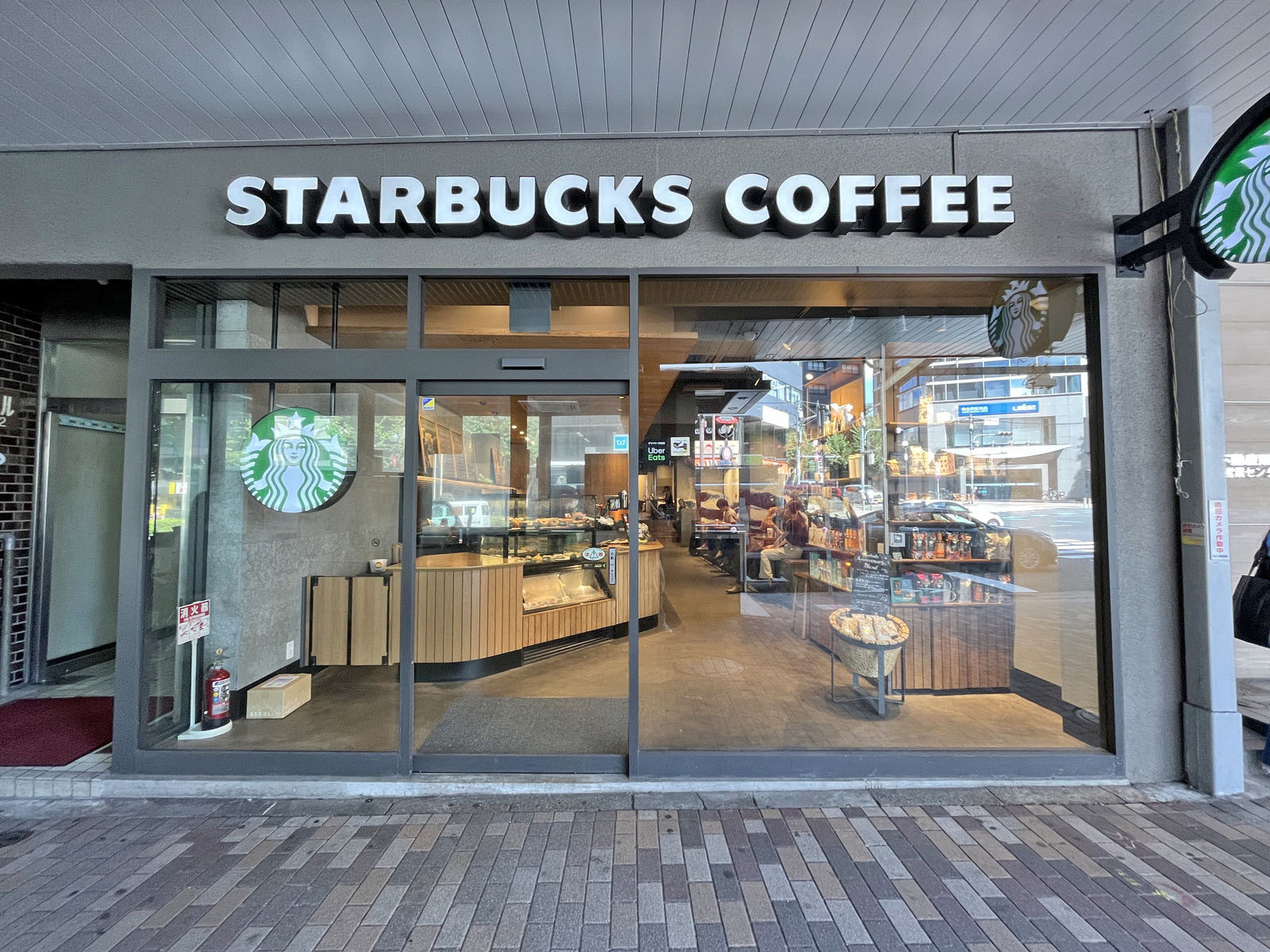 隣のスターバックス恵比寿ユニオンビル店