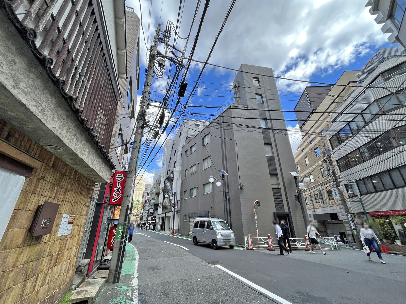 新井ビル前面通り