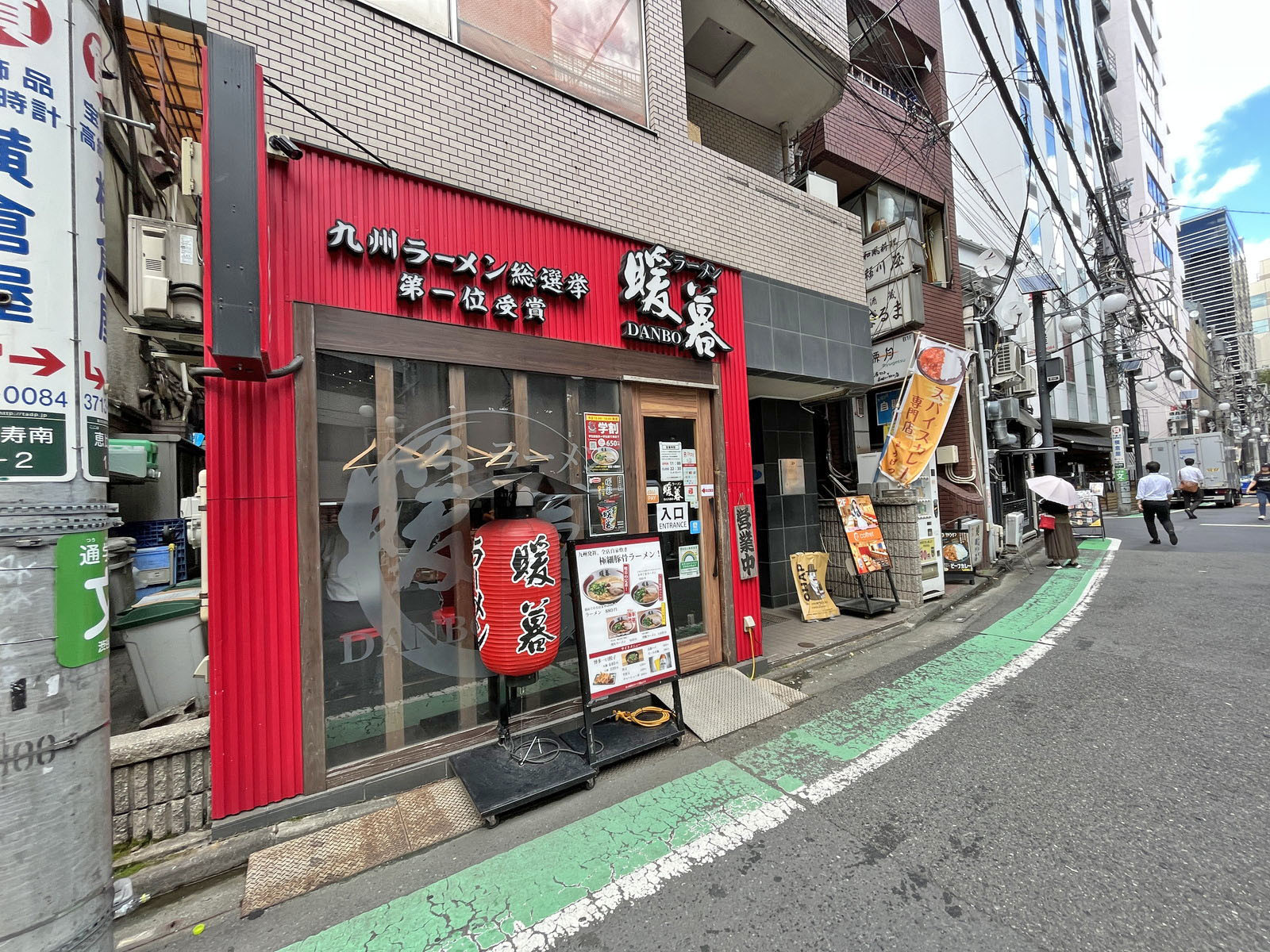 付近には飲食店が充実