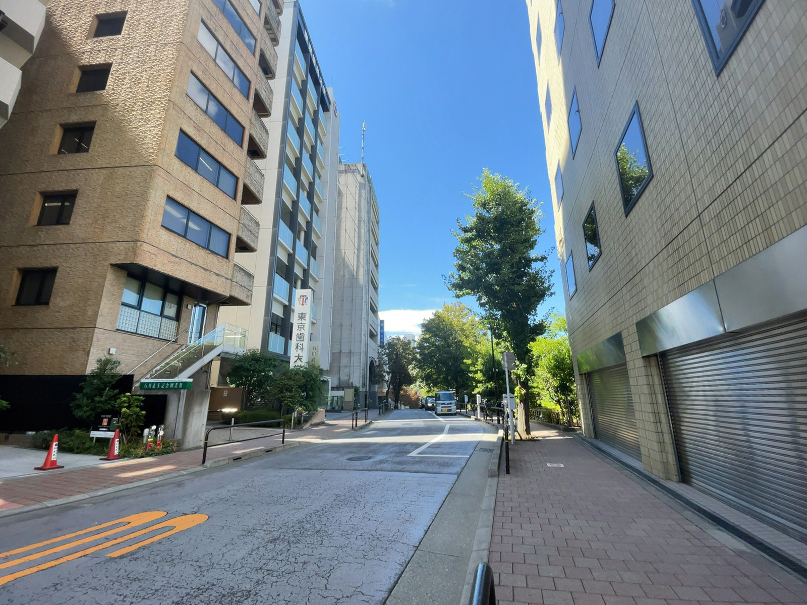 駿河台スカイビル前面の通り