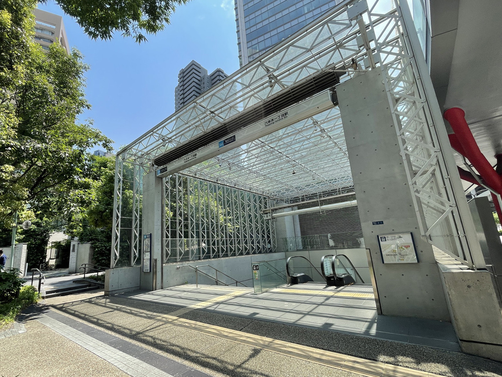 最寄りの「六本木一丁目駅」