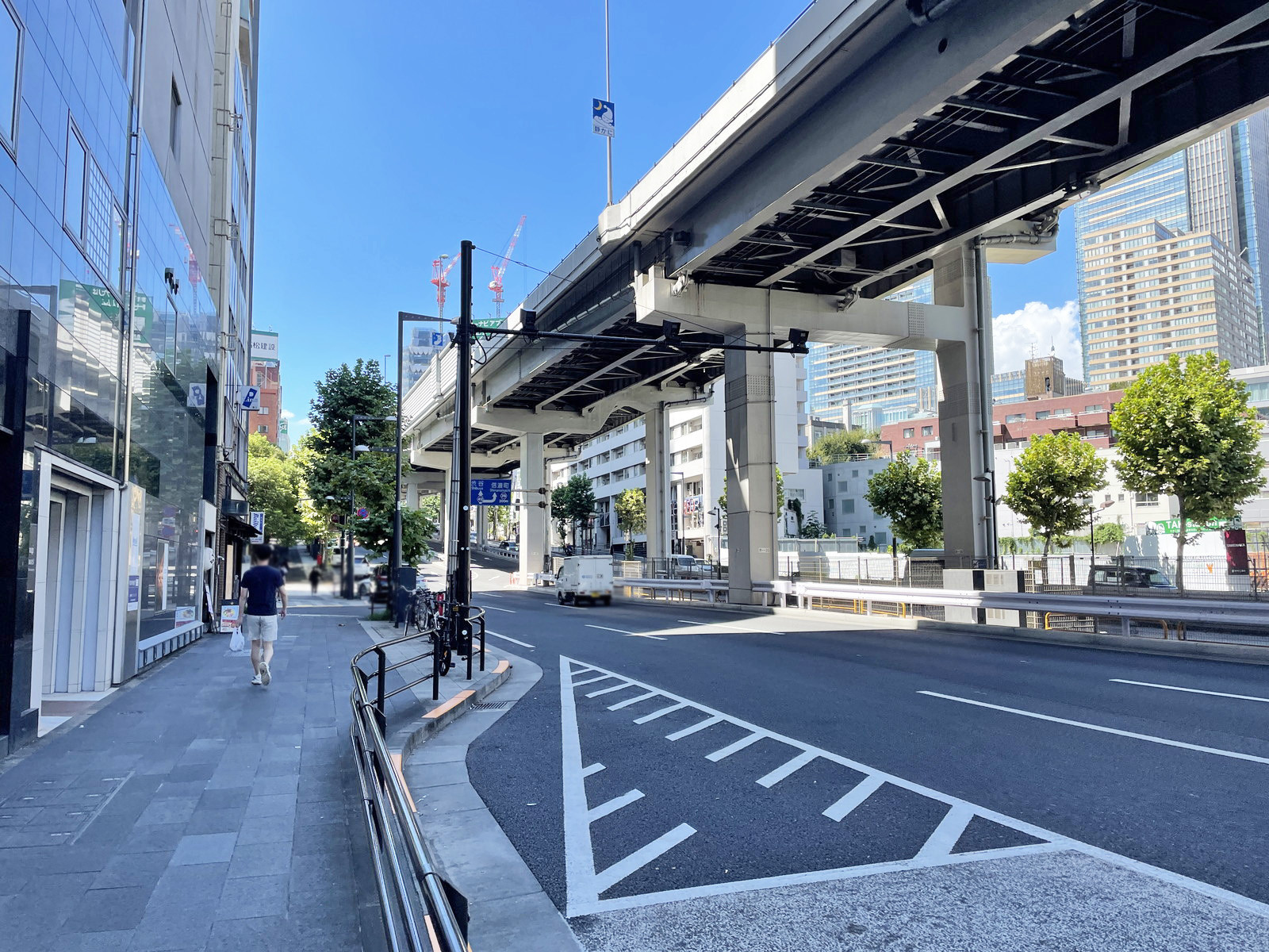 マルマン六本木ビル前面の六本木通り