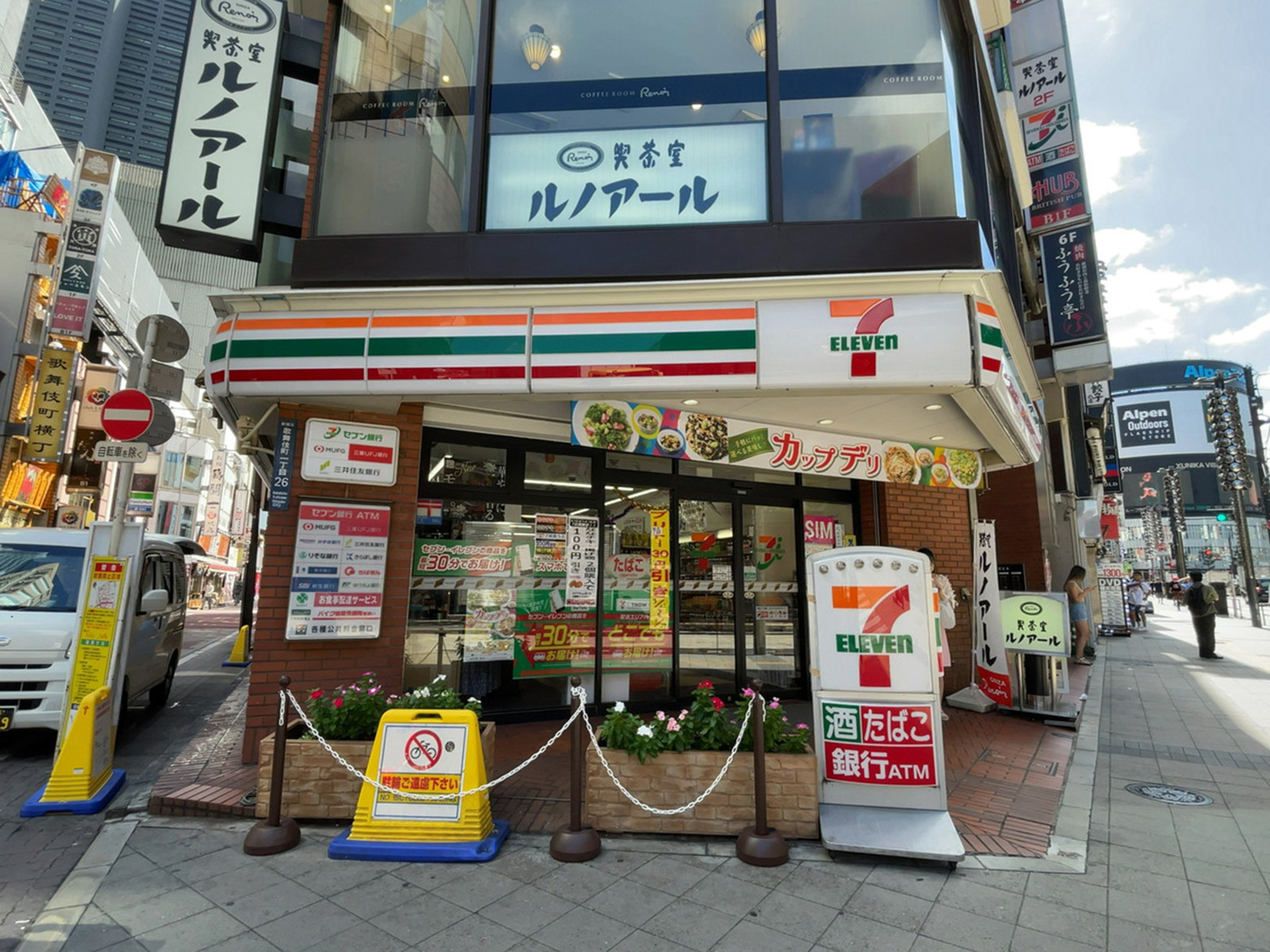 徒歩1分のセブンイレブン西武新宿店
