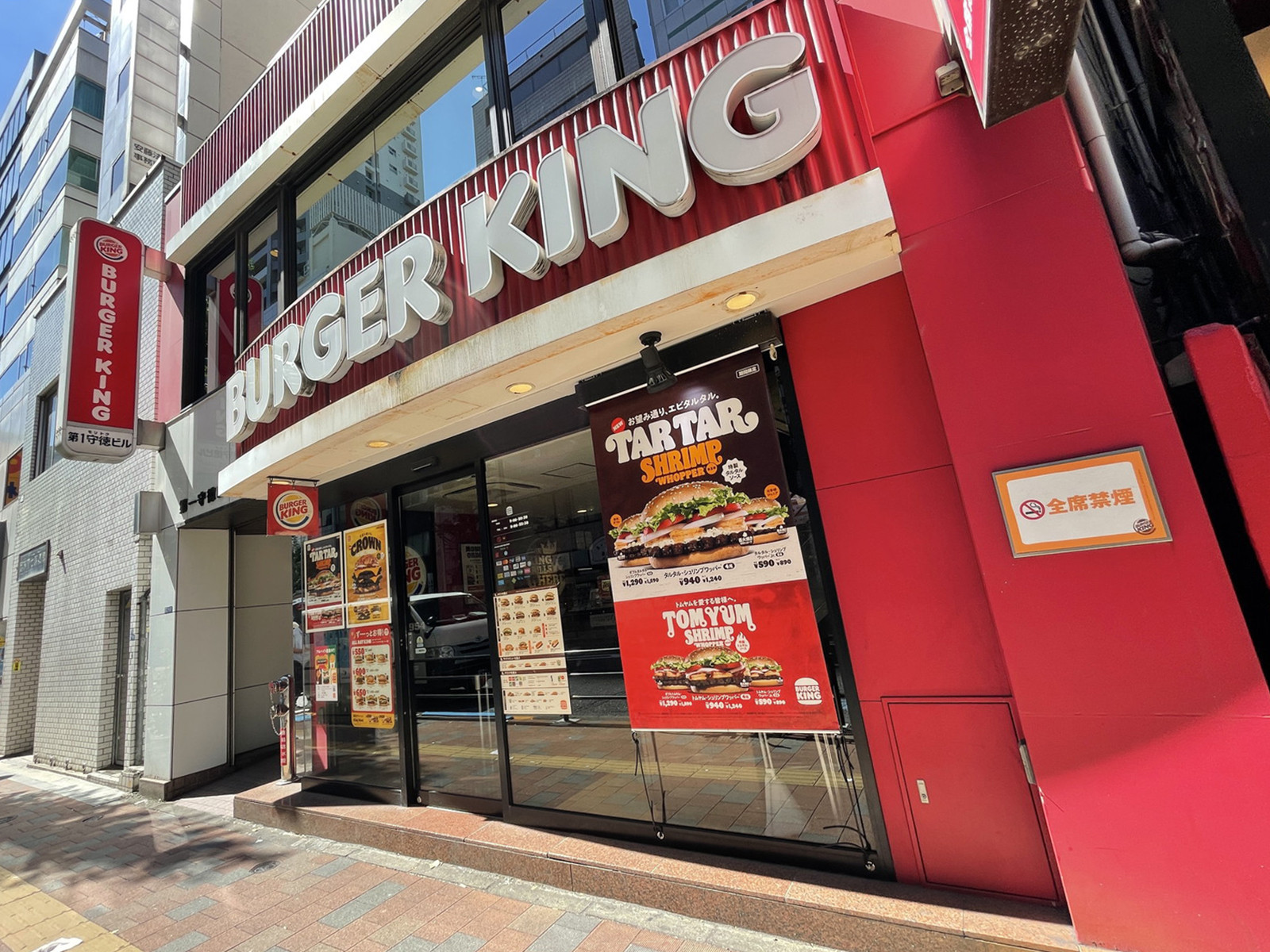 周辺には飲食店が点在