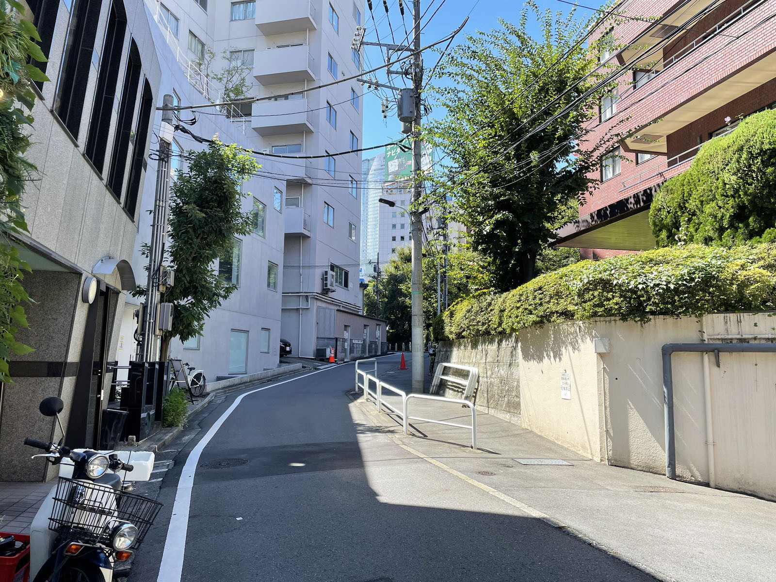 六本木4126ビル前面の通り