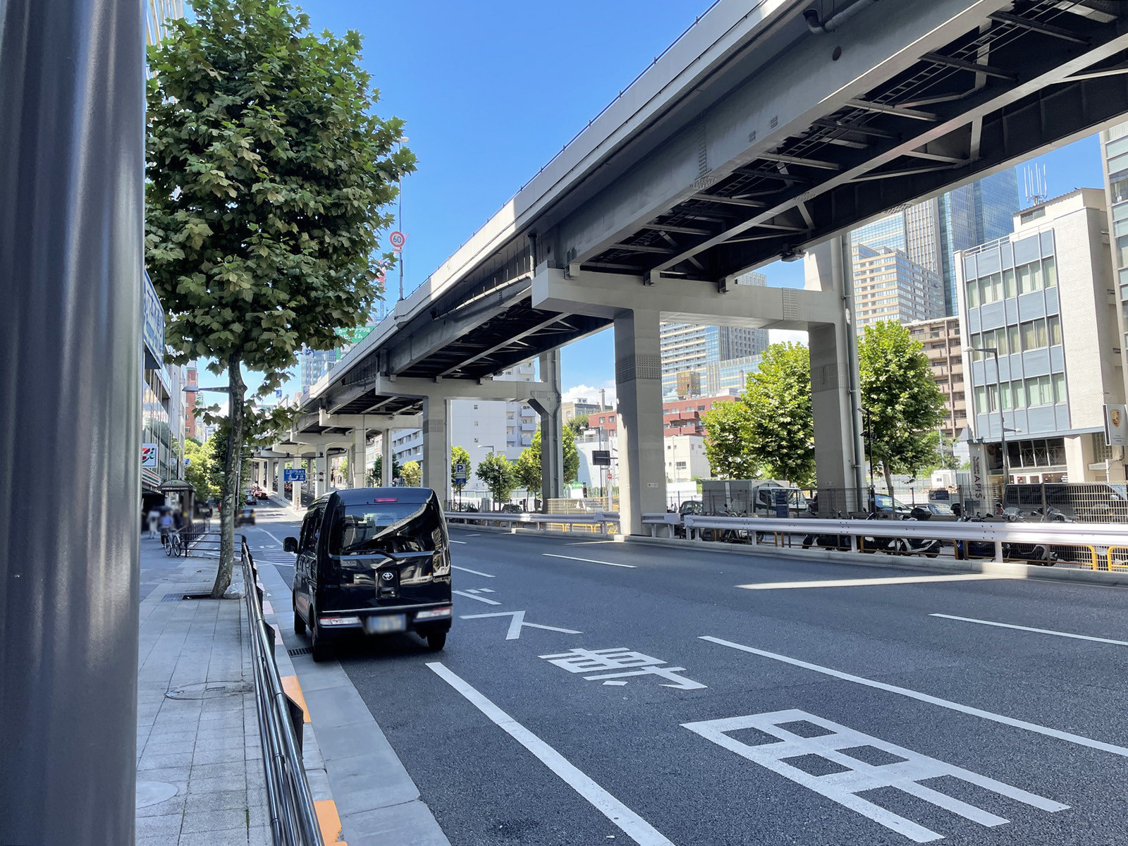 付近の六本木通り