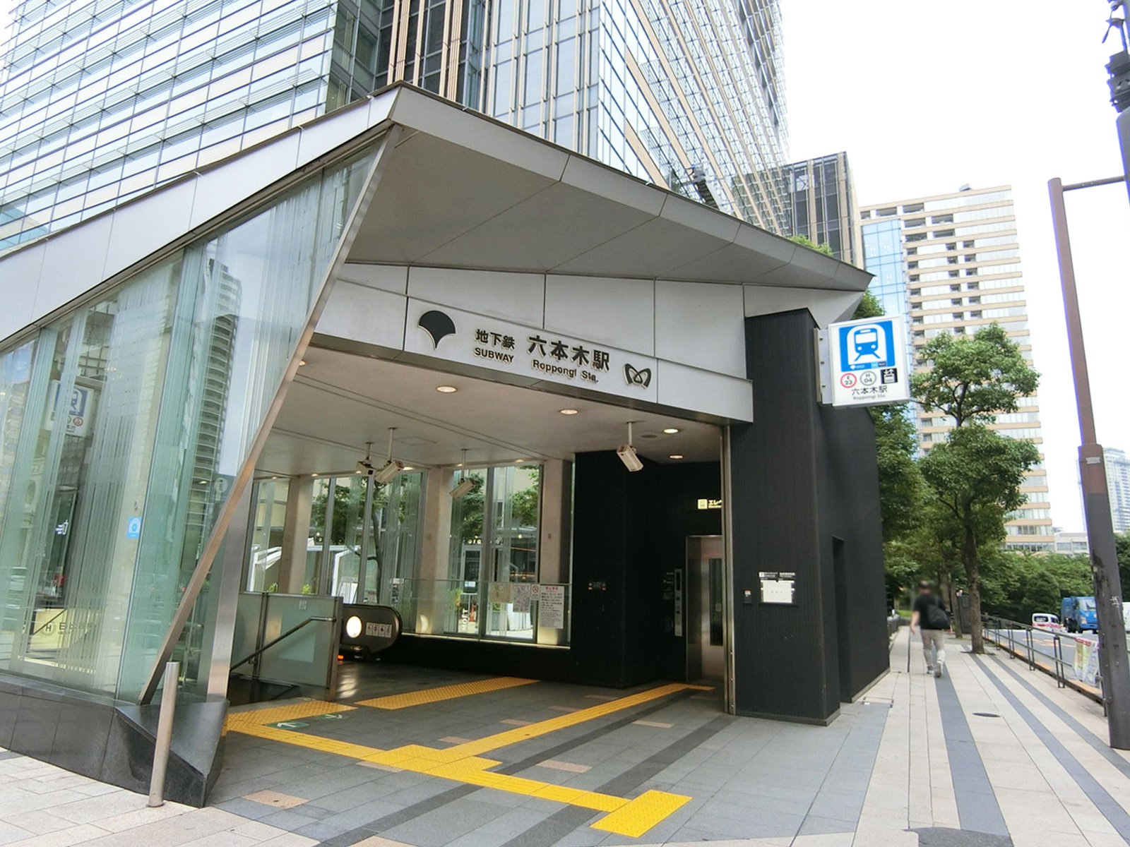 最寄りの「六本木駅」