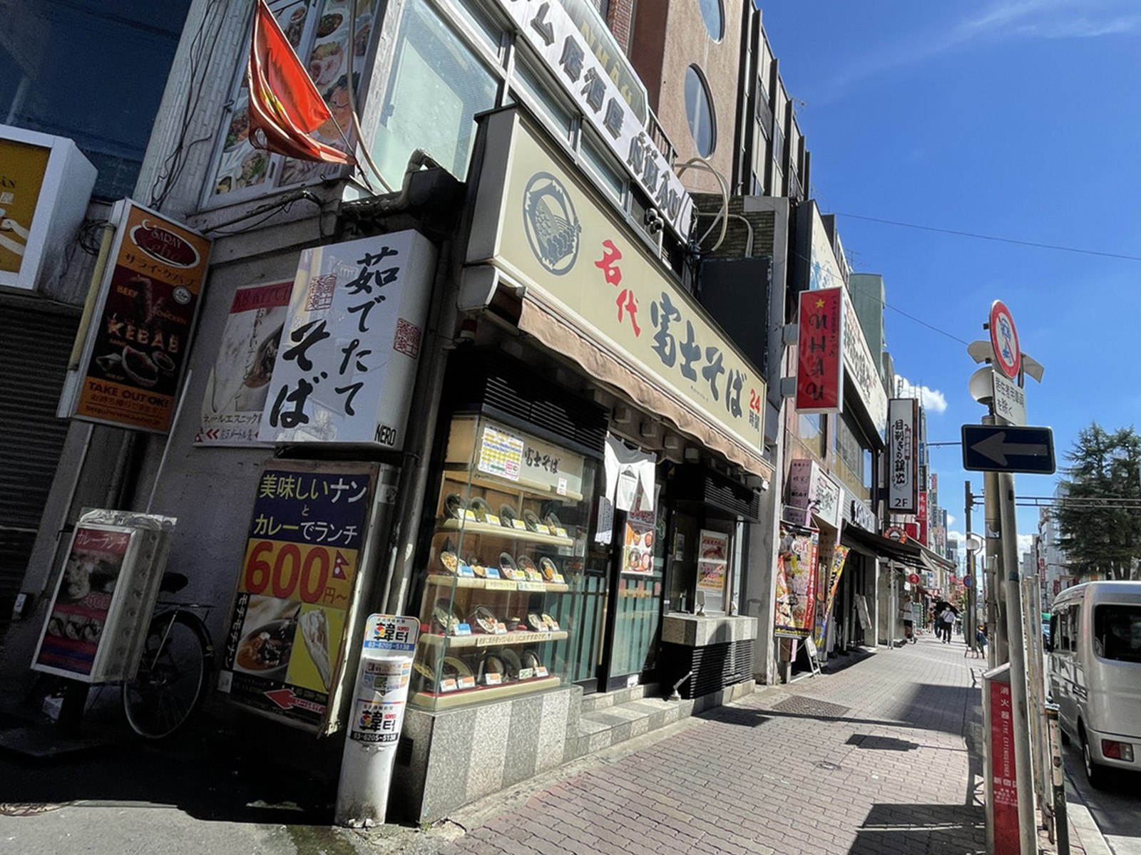 駅周辺には飲食店が豊富にあり
