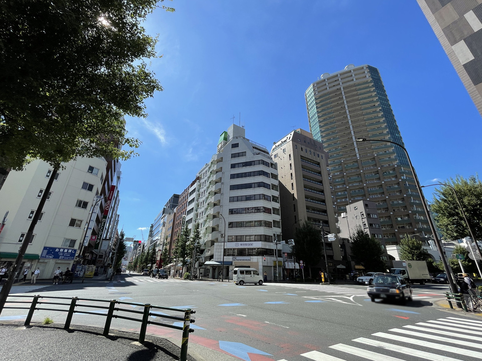 プリオール三信ビル前面の通り