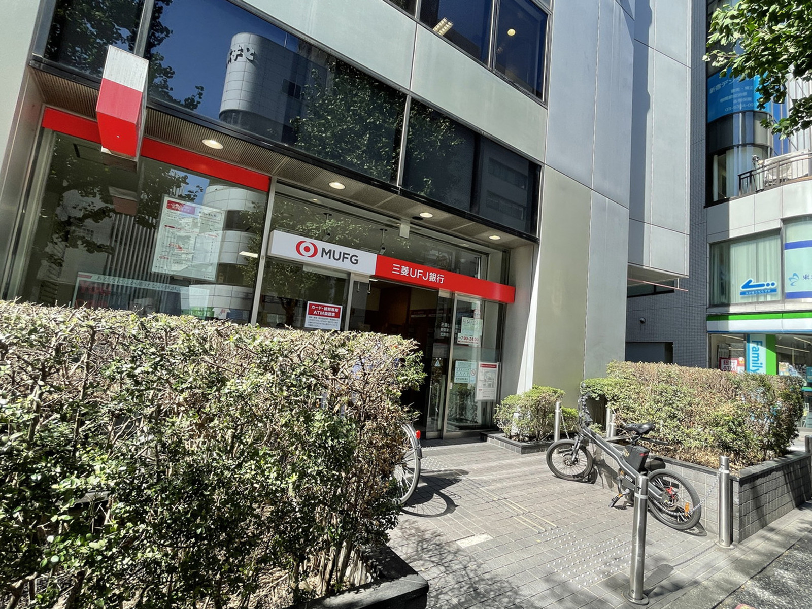 並びの三菱UFJ銀行ATMコーナー