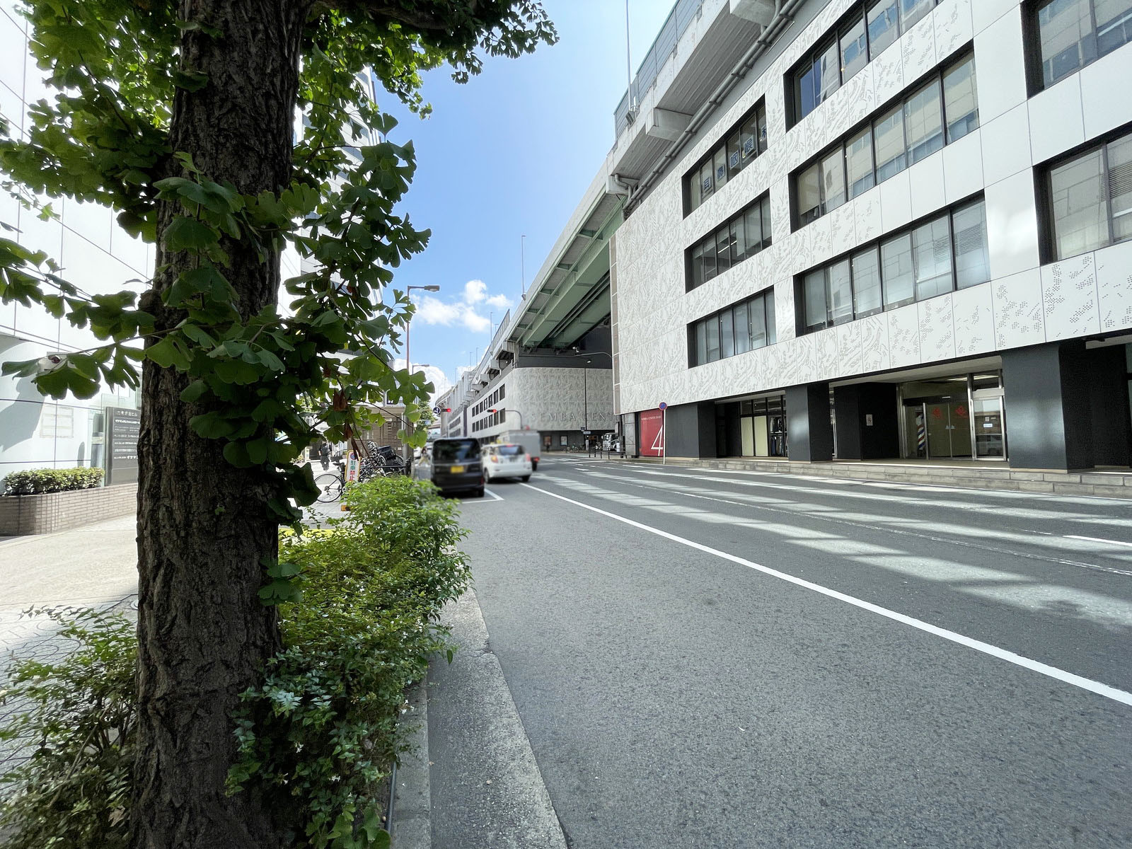 辰野南本町ビル前面の通り