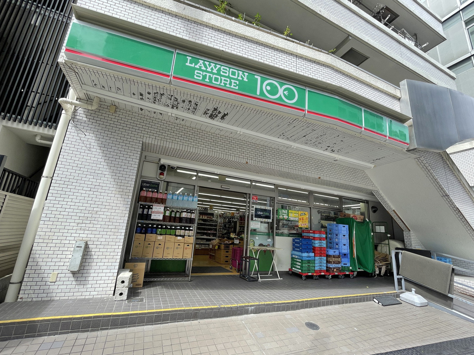 徒歩1分のローソンストア100伊勢佐木長者町店