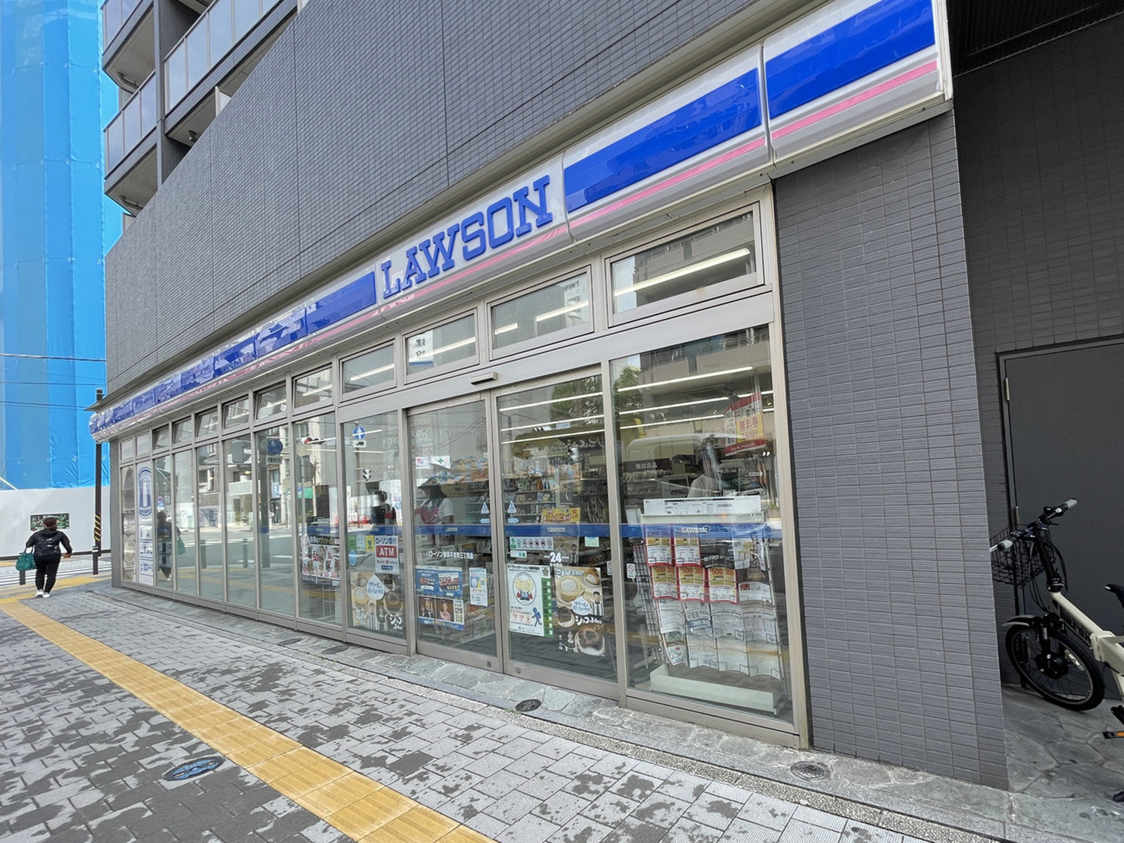 徒歩1分のローソン横浜不老町3丁目店