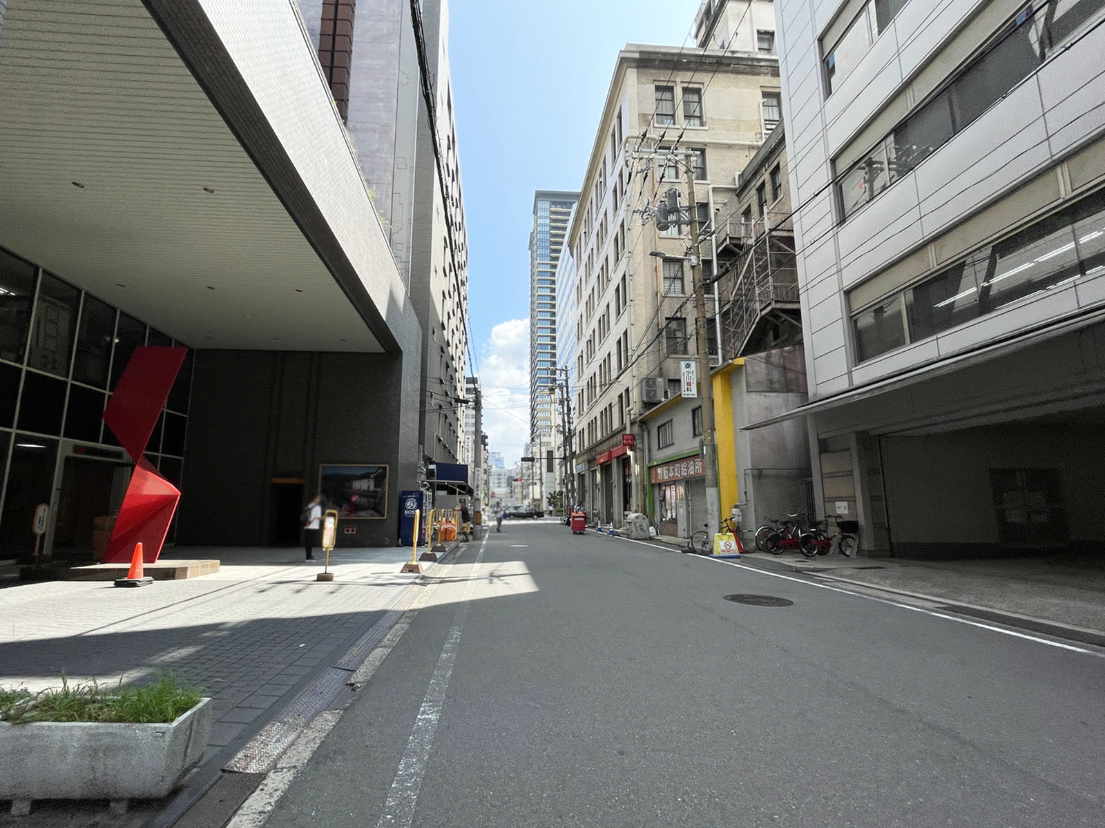 創建本町ビル前面の通り