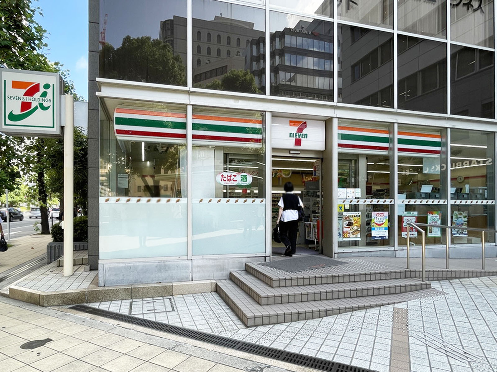 並びにあるセブンイレブン 大阪堺筋本町駅前店