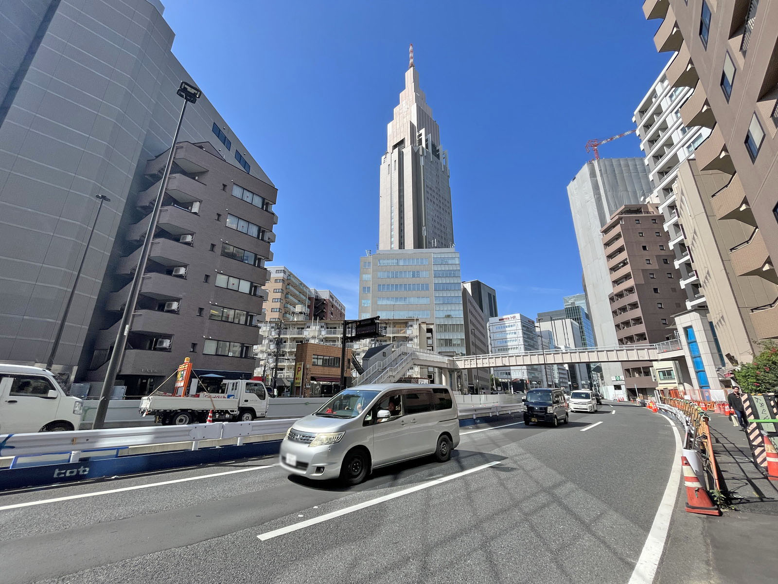 マークス北参道前面の明治通り