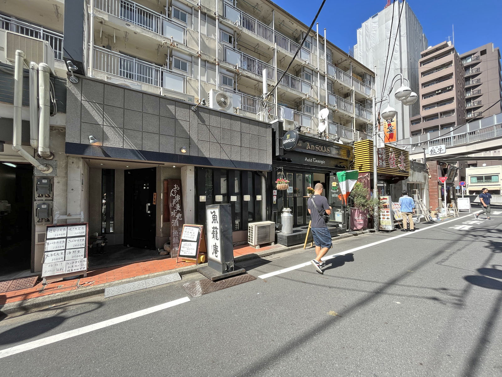 付近には飲食店が充実