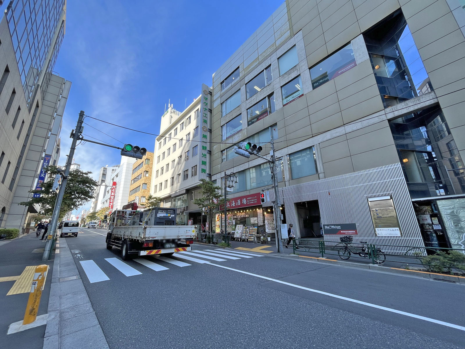 ヤマノ25前面の四谷角筈線