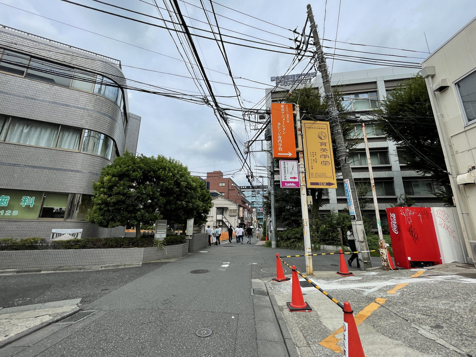 キクチビル前面の通り
