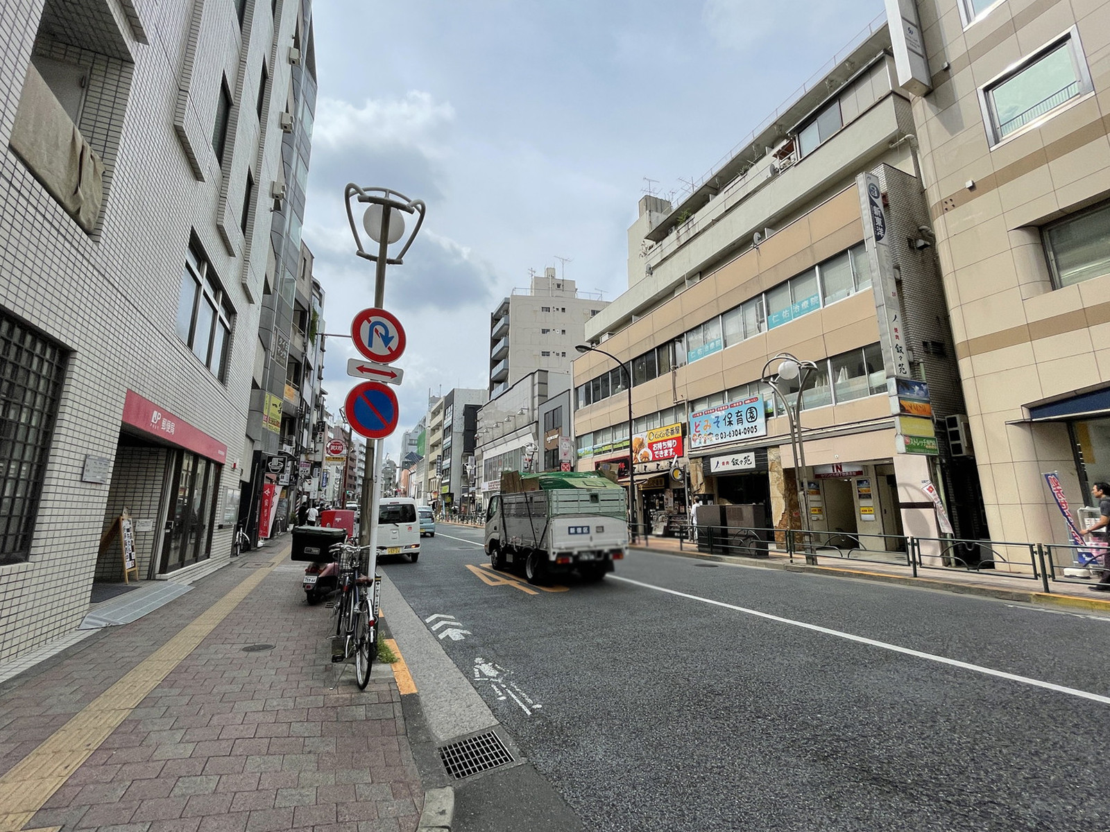 付近の早稲田通り