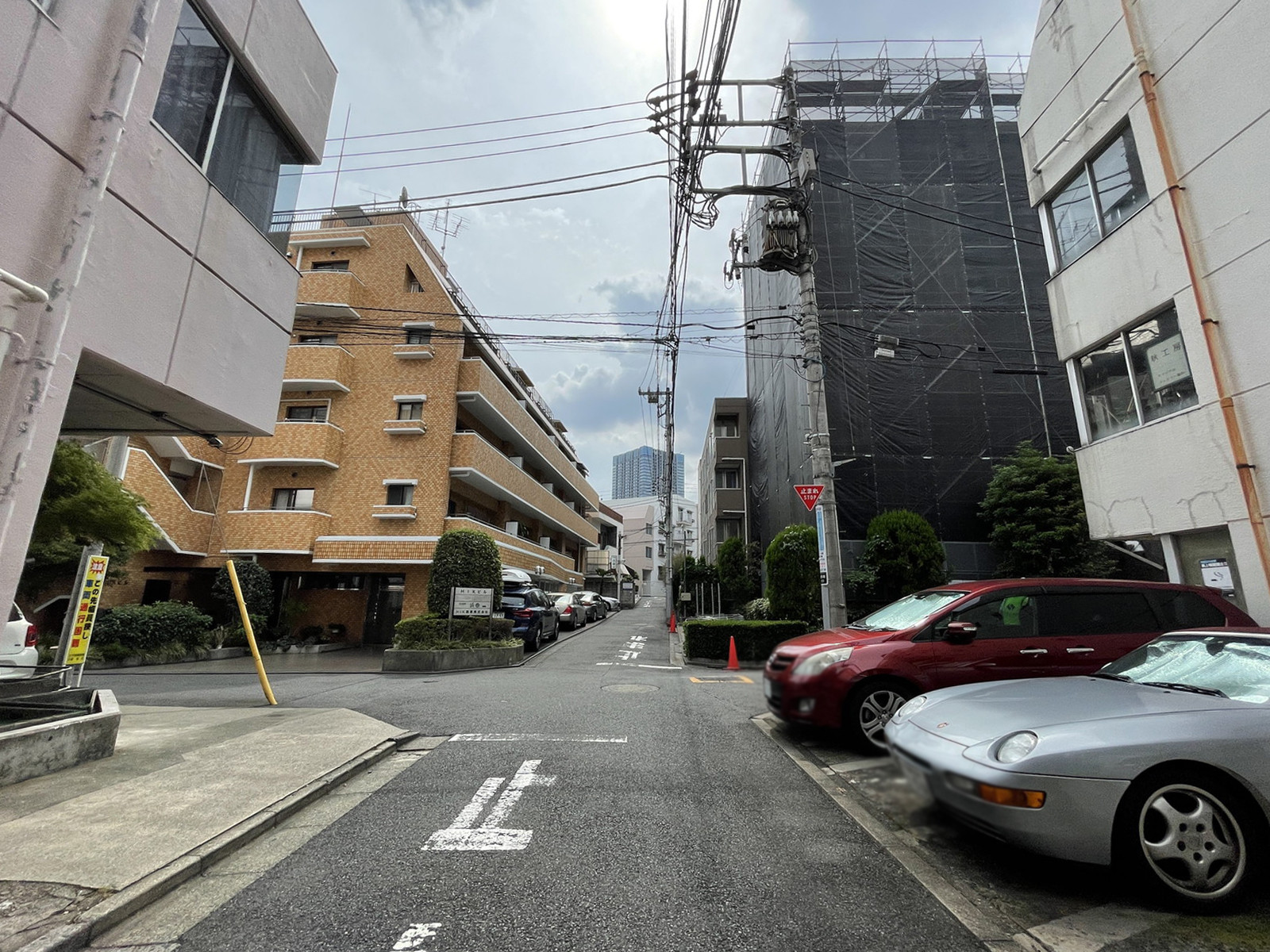 HIKビル前面の通り