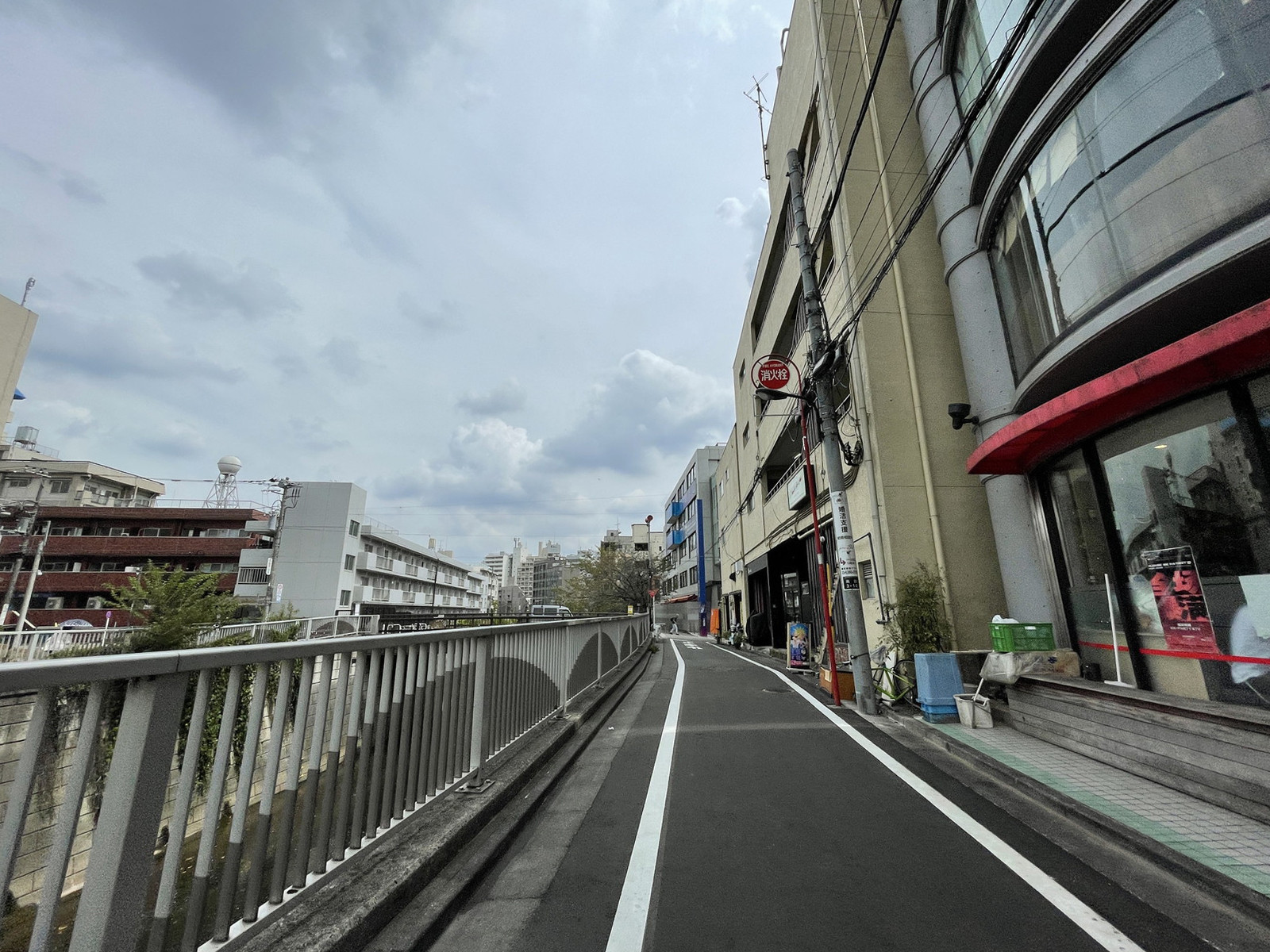 キャッスル安斎前面の通り