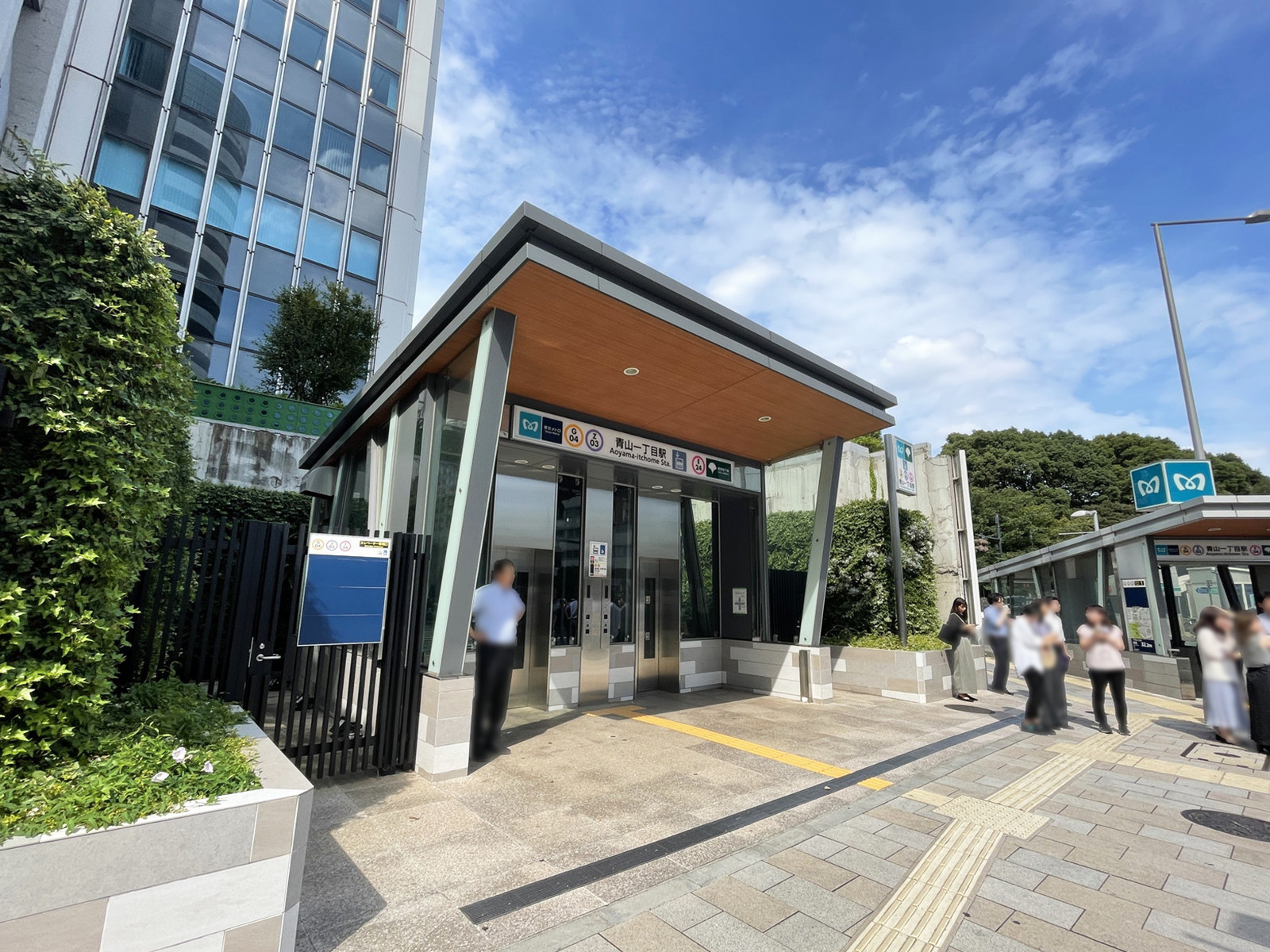 最寄りの「青山一丁目駅」