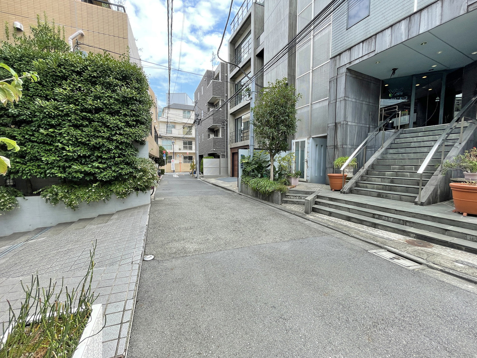 カクセンプレイス前面の通り
