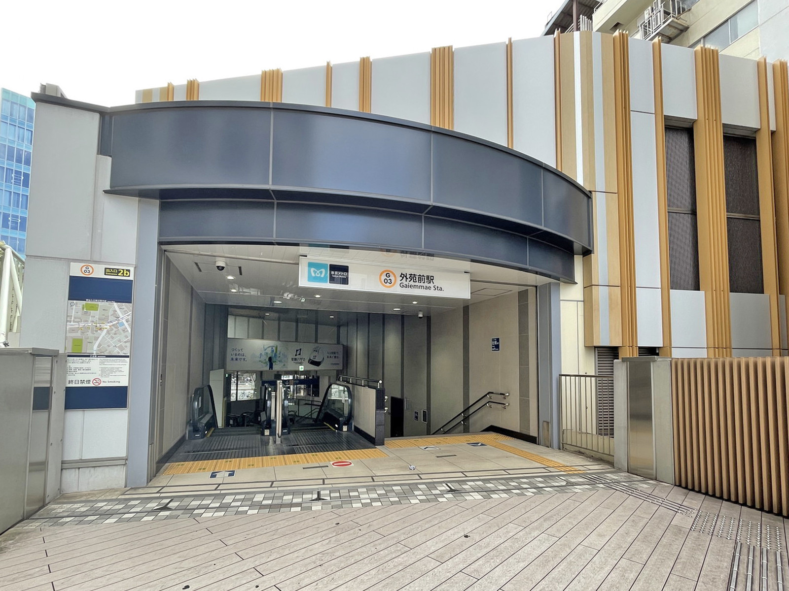 最寄りの「外苑前駅」