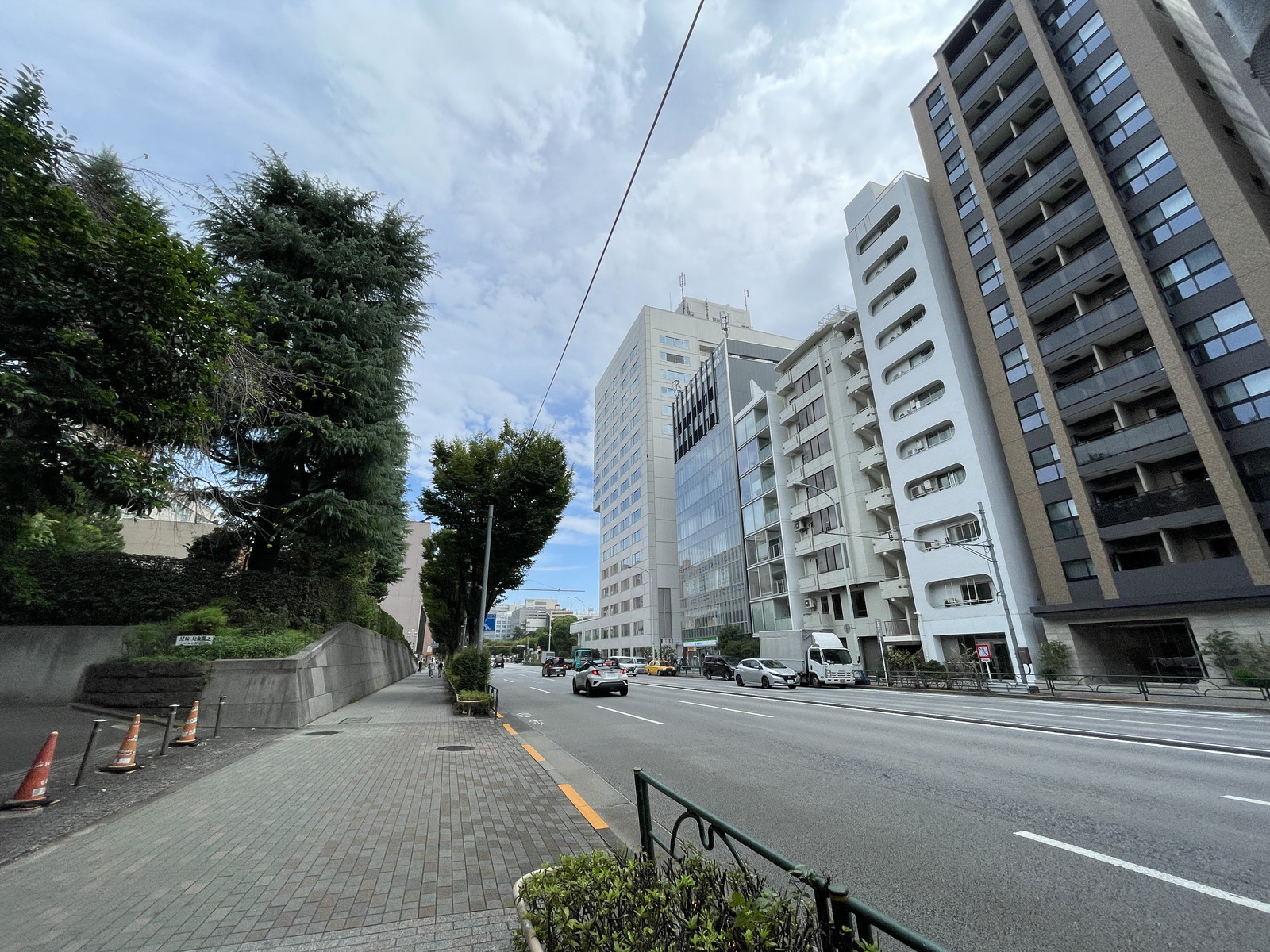 三廣ビル前面の靖国通り