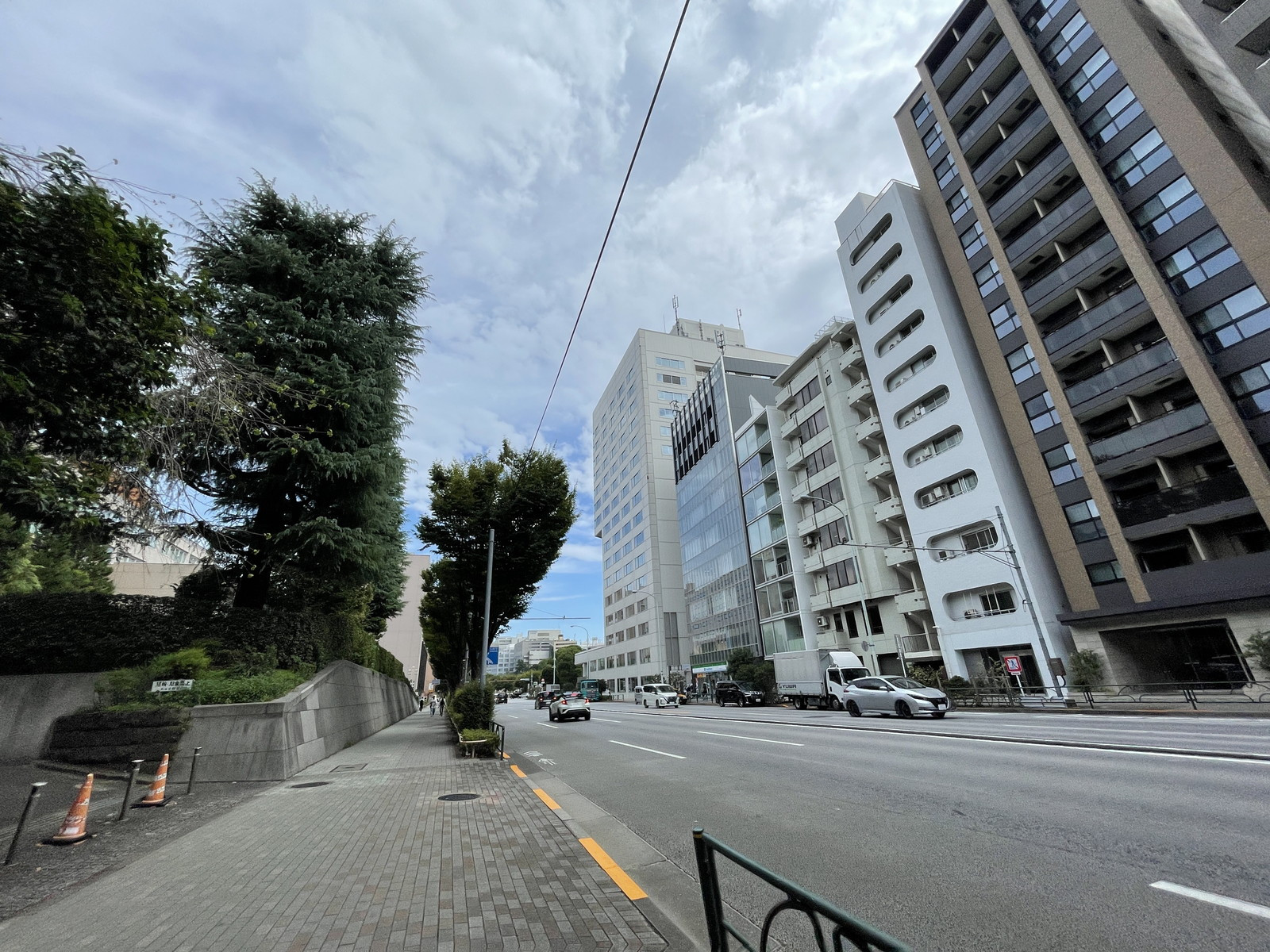 市ヶ谷ホワイトレジデンス前面の靖国通り