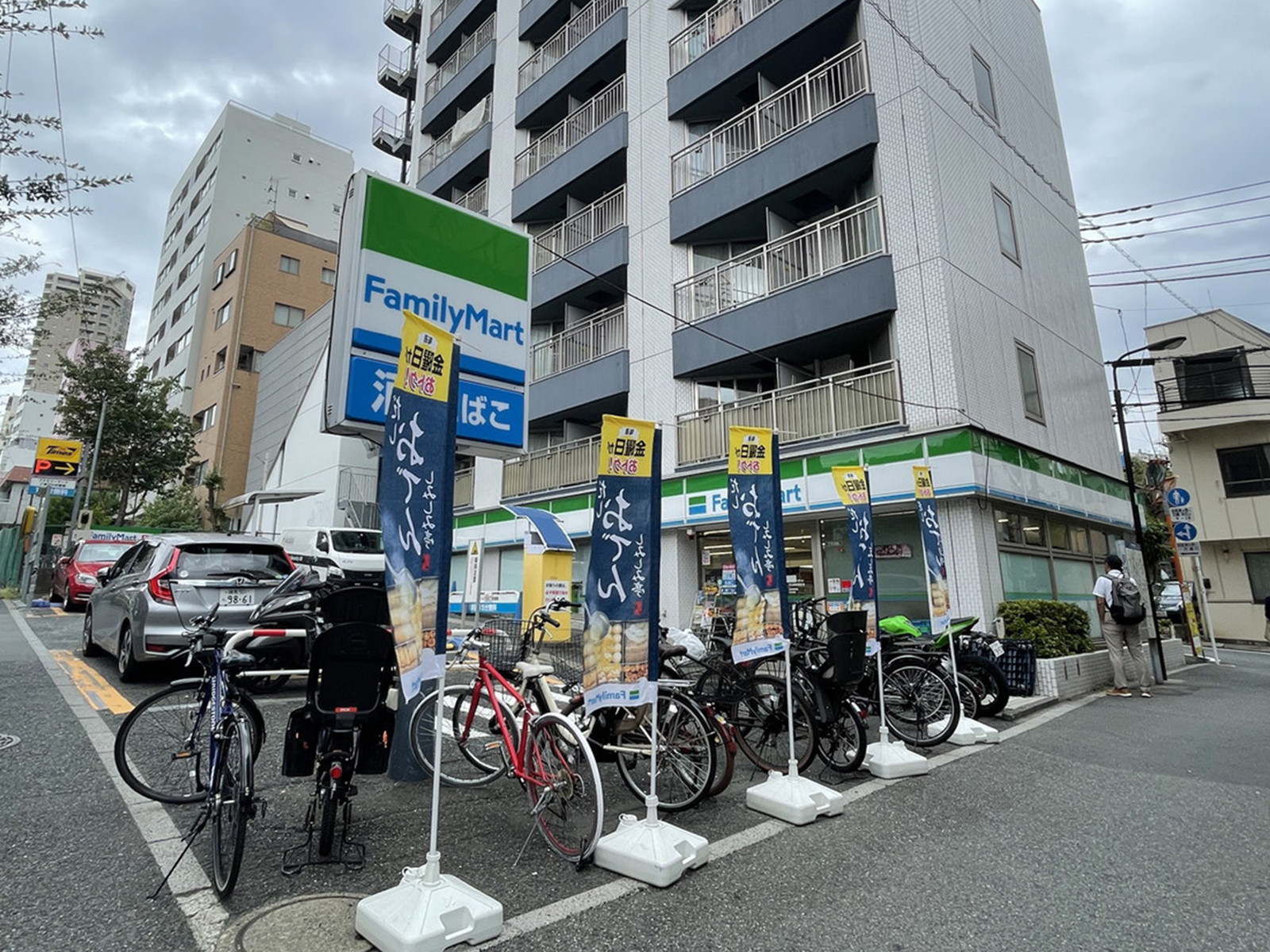 徒歩3分のファミリーマート牛込柳町駅前店
