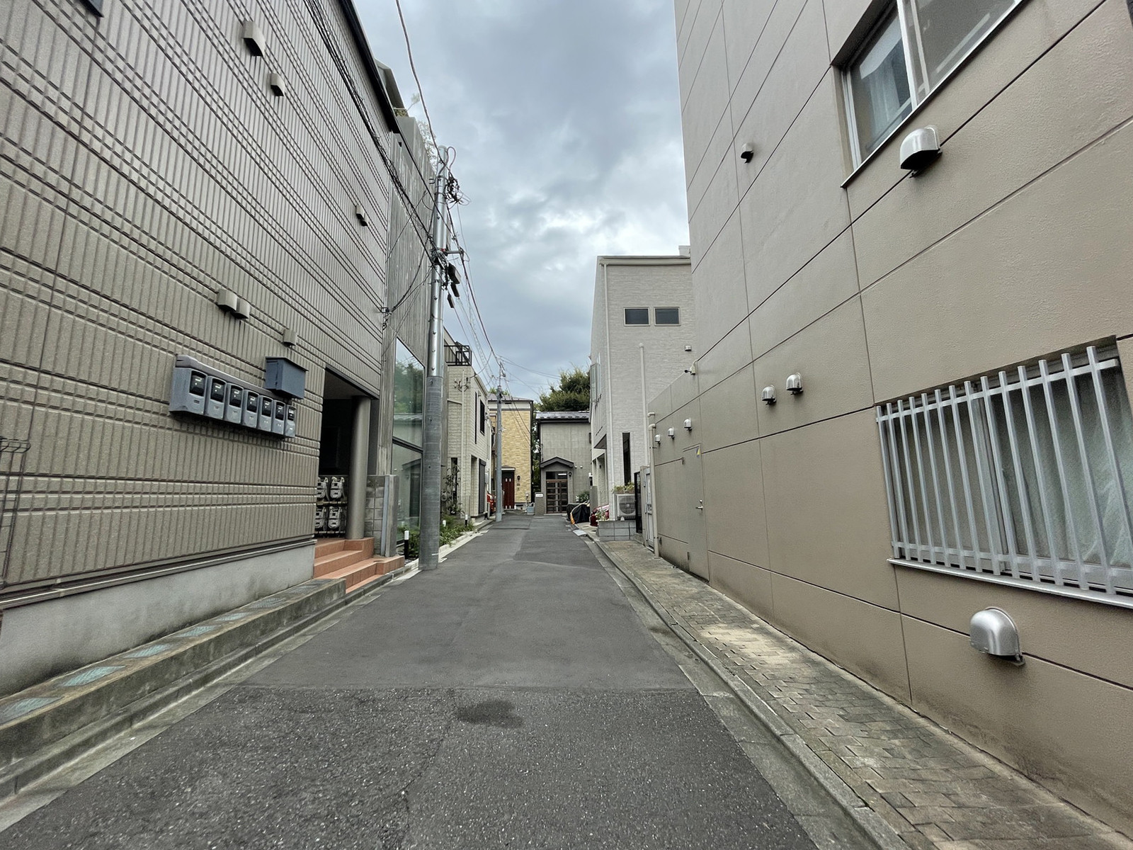 未来創造ビル前面の通り