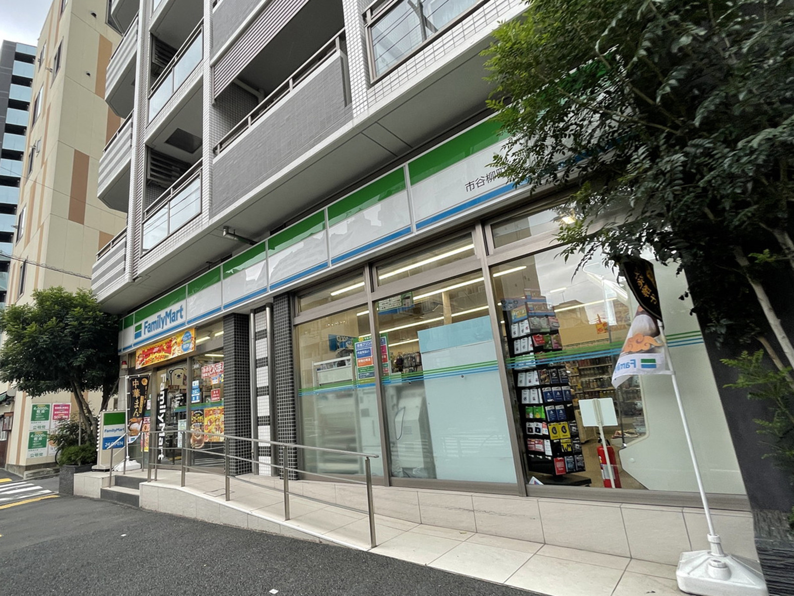 徒歩4分のファミリーマート市谷柳町店