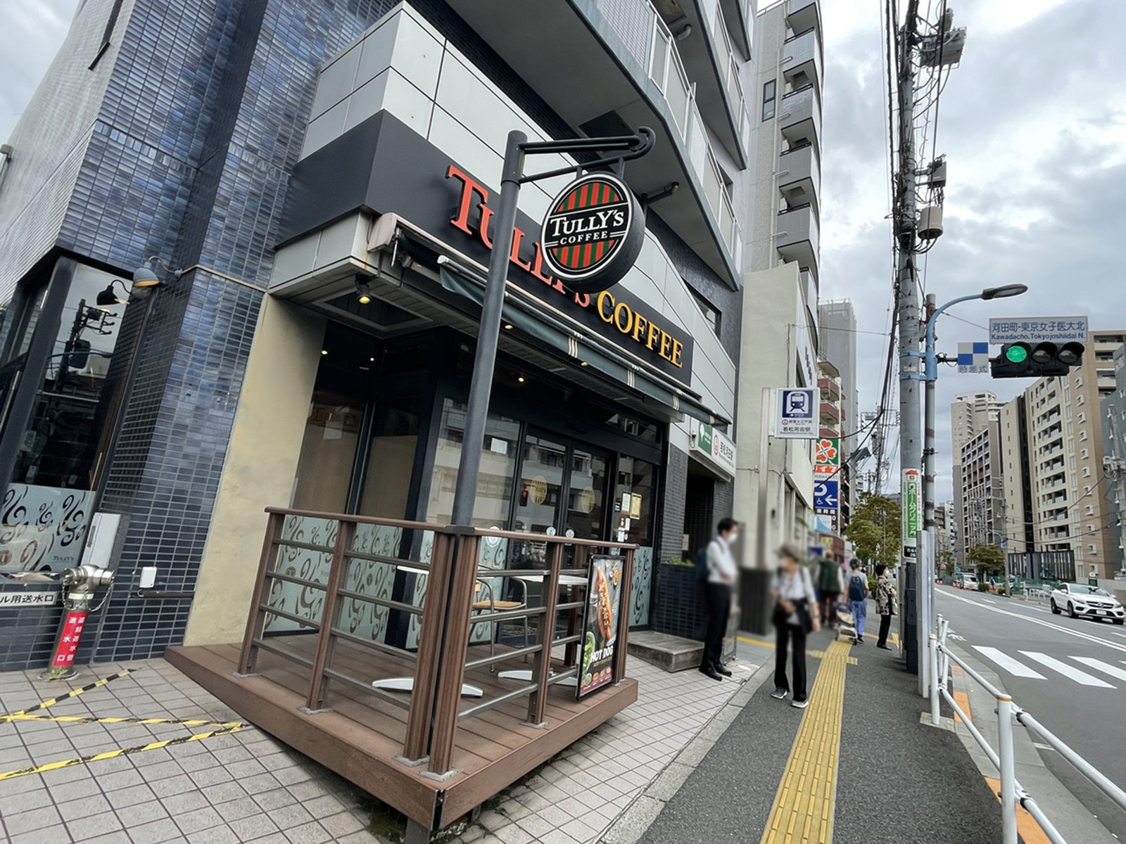 徒歩圏内には飲食店が点在