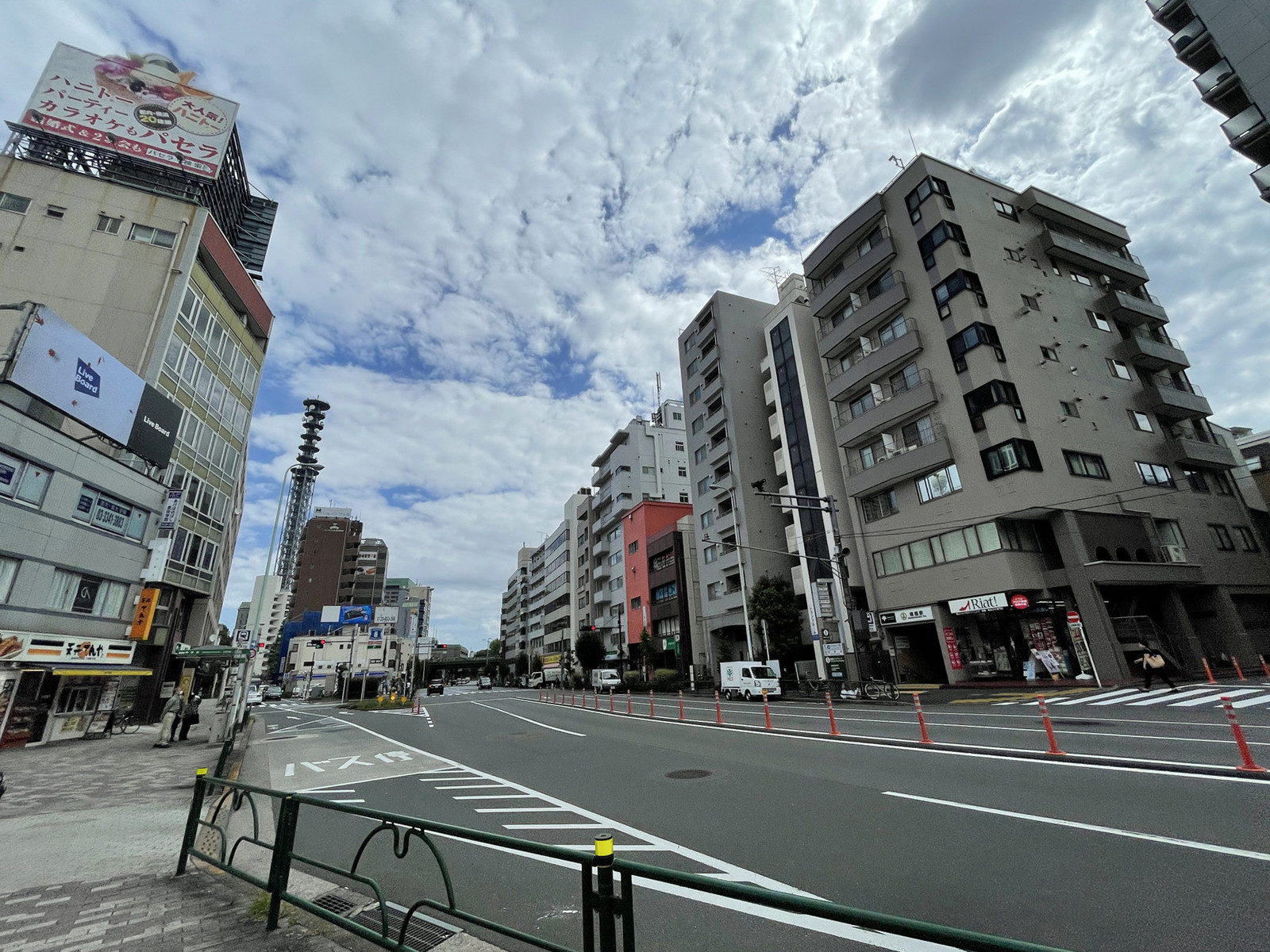 新宿曙橋ビル前面の通り