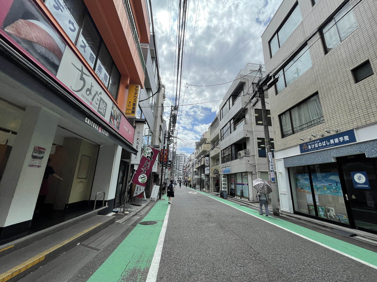 KRビル前面のあけぼのばし通り商店街
